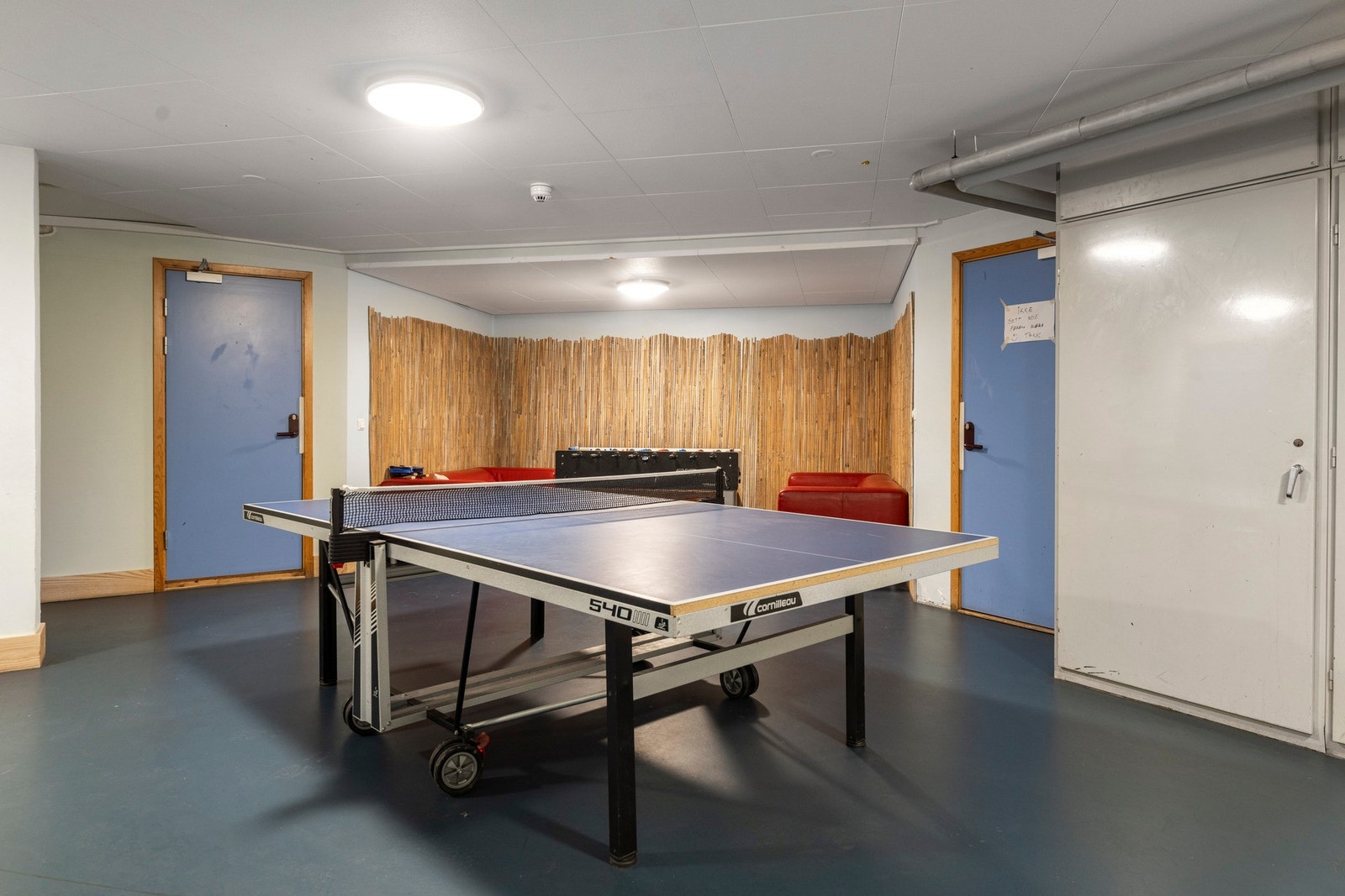 Rom med bordtennis og foosball. Galleribilde
