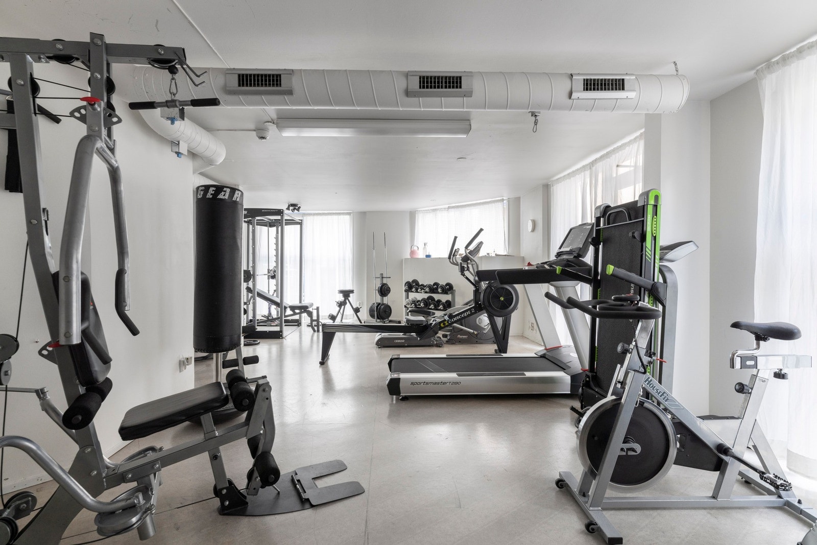 Velutstyrt felles treningsrom i bygget med alt du trenger for både kondisjon og styrke. Galleribilde