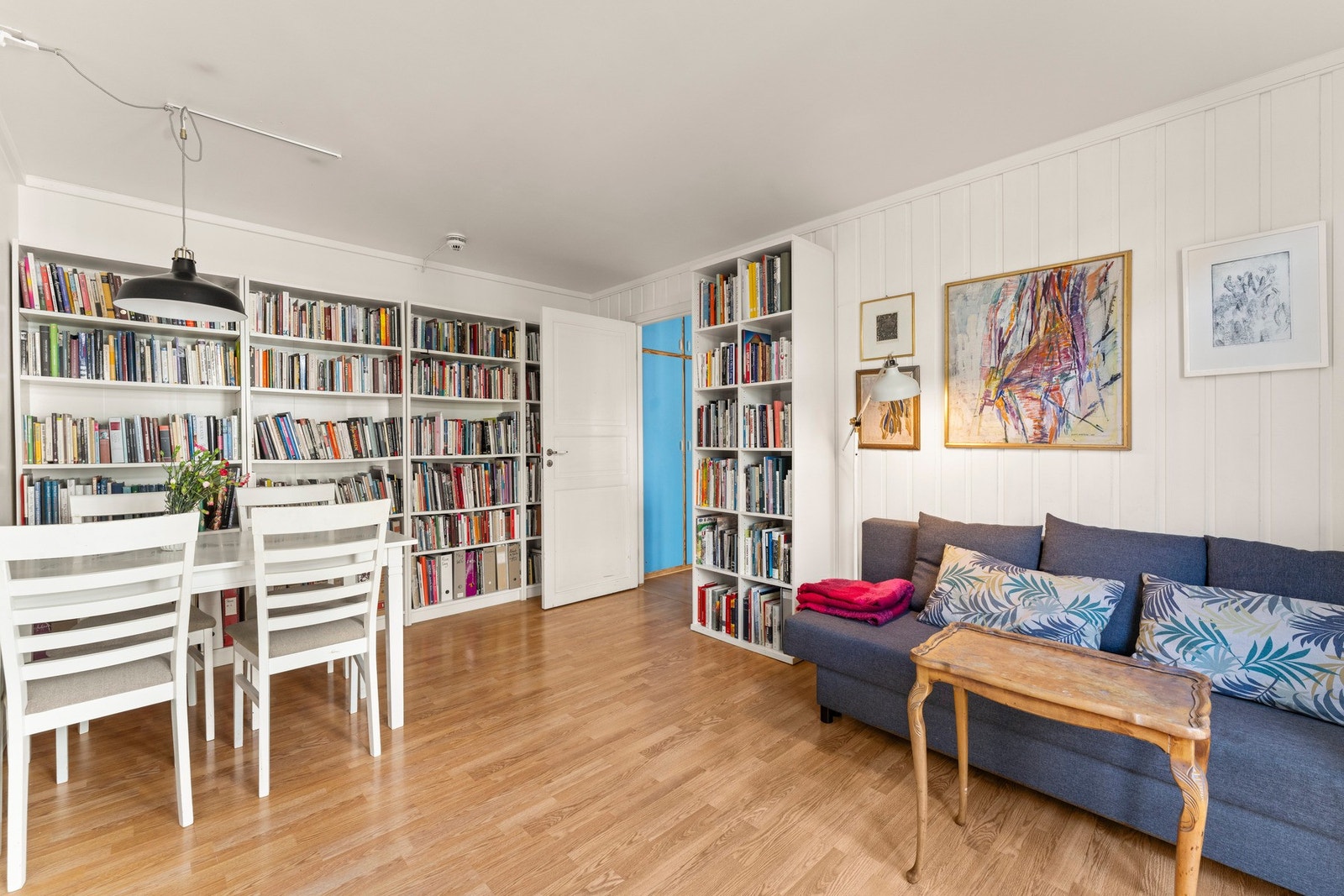 Stuen tilbyr flere møbleringsmuligheter med god plass til sofagruppe med tilhørende møblement. Galleribilde