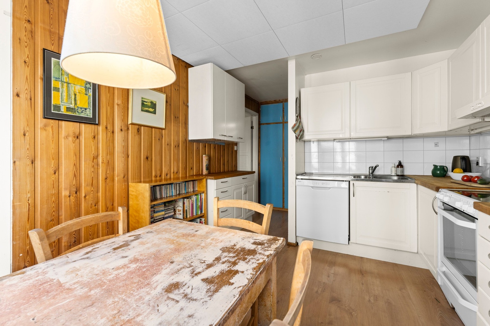 Det er plass til spisebord på kjøkkenet. Galleribilde