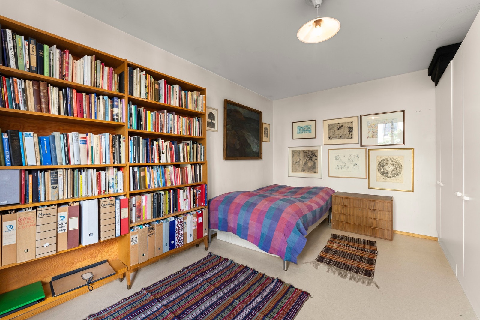 Hovedsoverommet er av god størrelse og har god oppbevaringsplass i rommets garderobeskap. Galleribilde