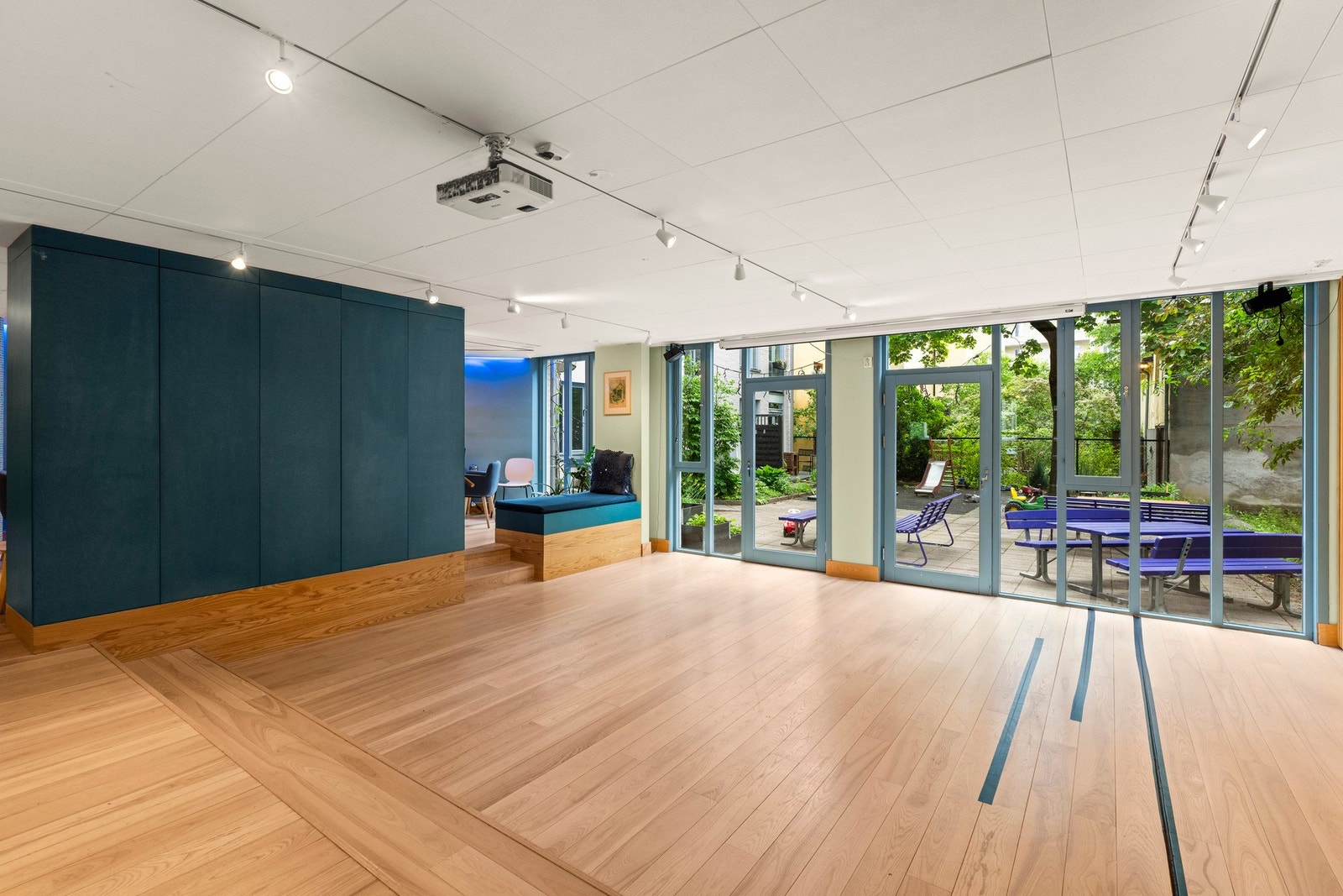 Fleksibelt fellesareal med prosjektor og god plass. Galleribilde