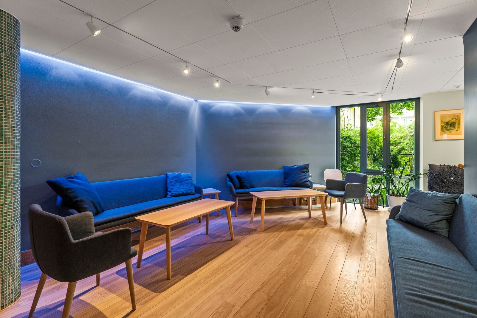 Moderne sofahjørne med komfortable sittegrupper. Galleribilde