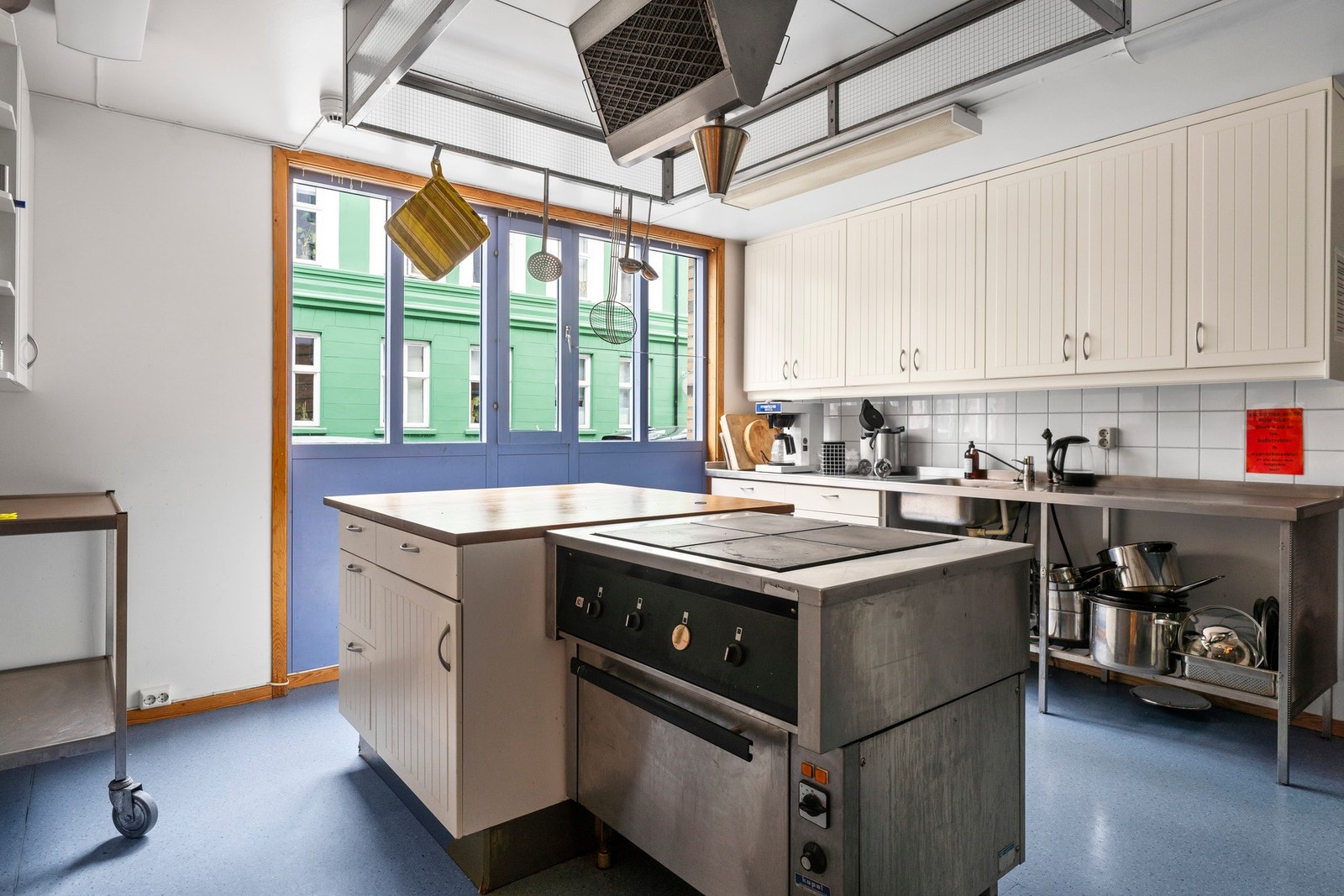 Romslig felleskjøkken med godt utstyrt storkomfyr og rikelig med arbeidsplass. Ideelt for matlagingskurs, selskaper eller fellesmiddager Galleribilde