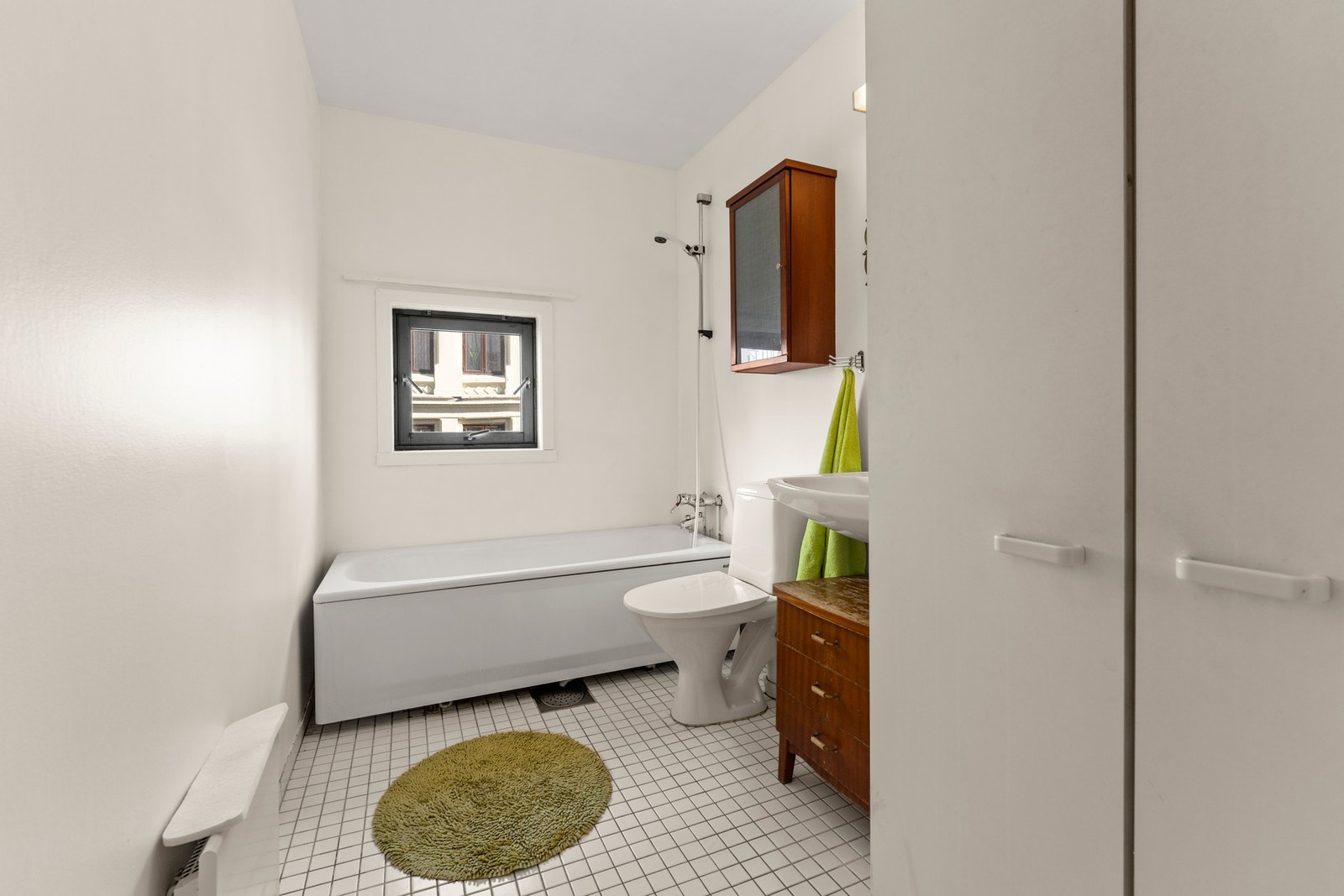 Badet er innredet med badekar med dusjløsning, servant med speil og toalett. Det er god plass til oppbevaring på badet. Galleribilde