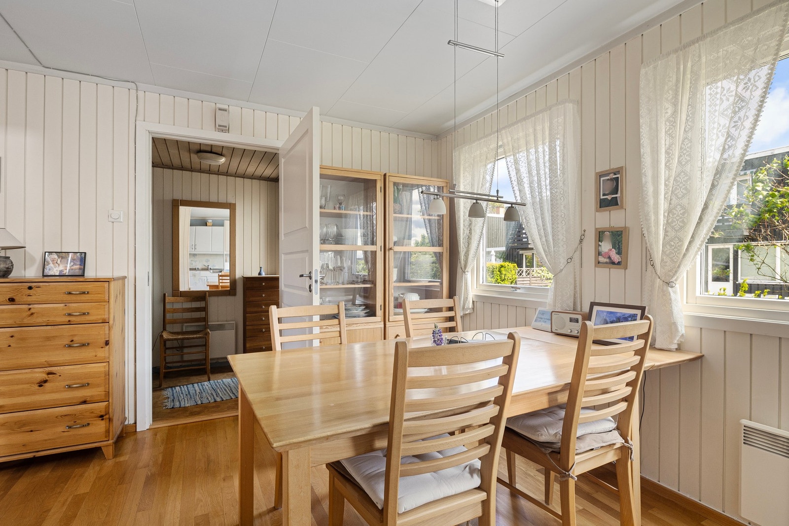 Fra entré kommer man inn i spisestuen. Galleribilde