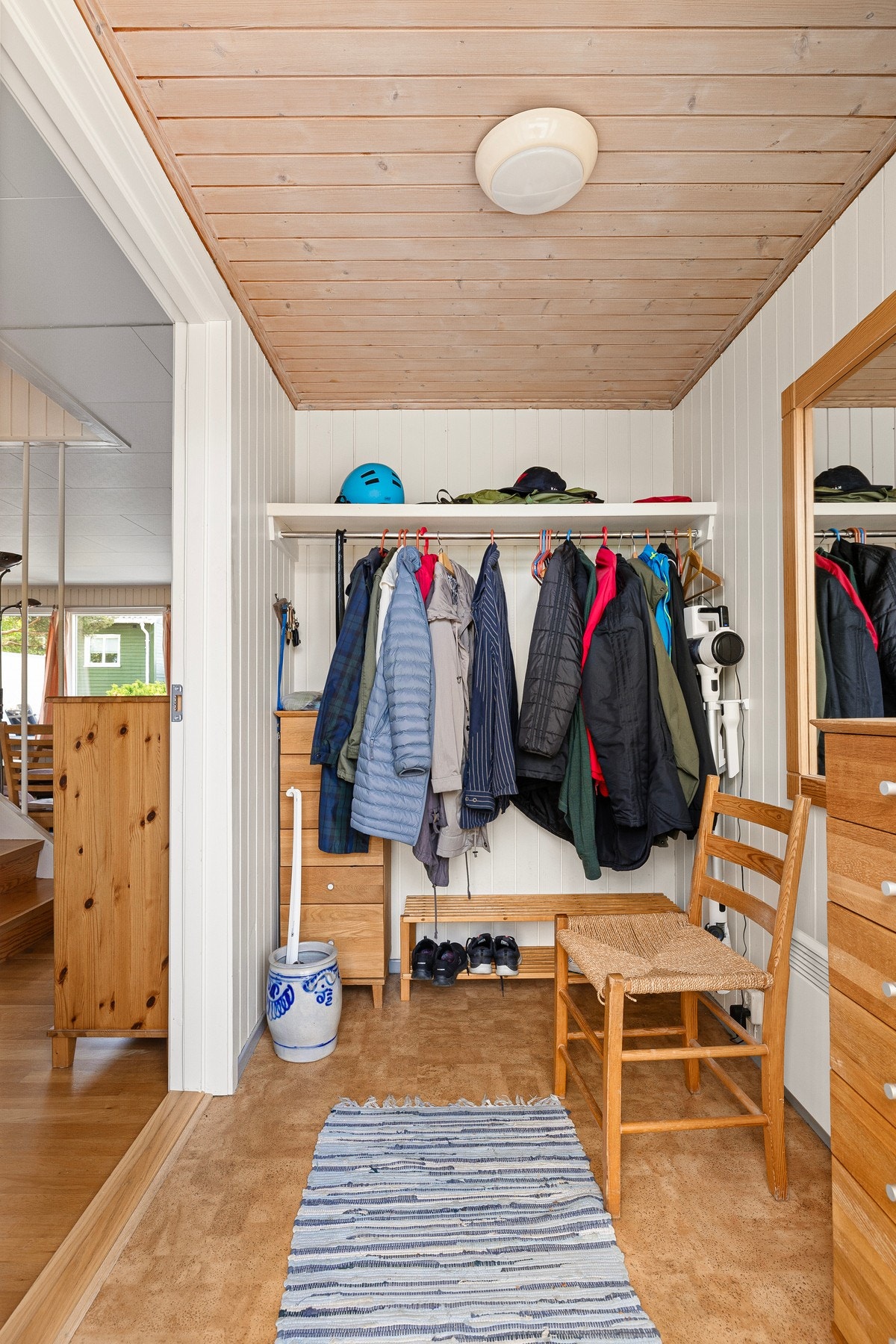 Entré i 1.etasje med god plass for avheng av yttertøy og sko. Galleribilde