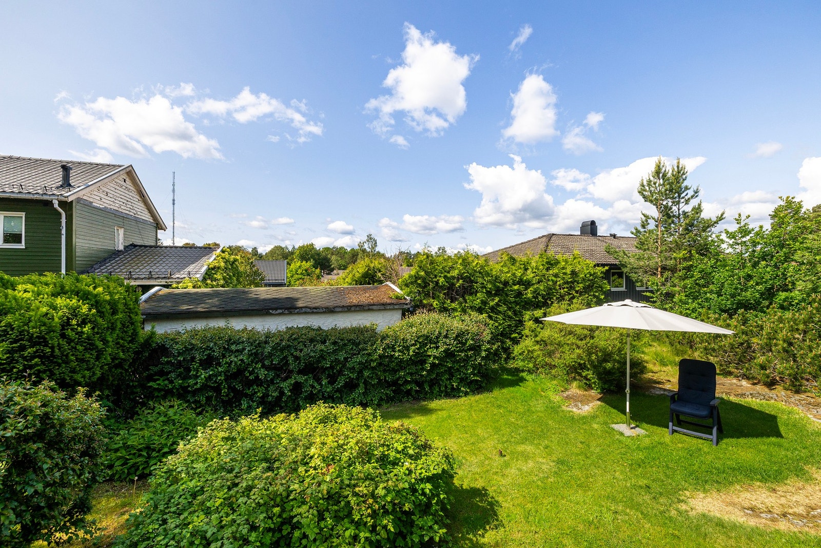 Idyllisk hage med plass til flere sittegrupper. Galleribilde