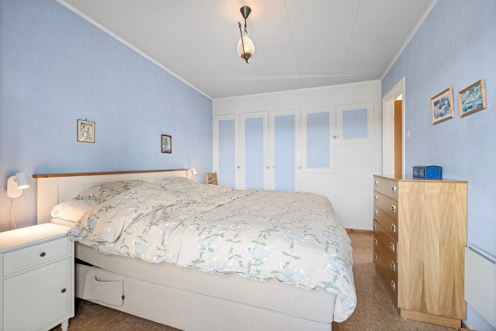 Det er god plass til dobbeltseng, nattbord og annet ønsket møblement. Galleribilde