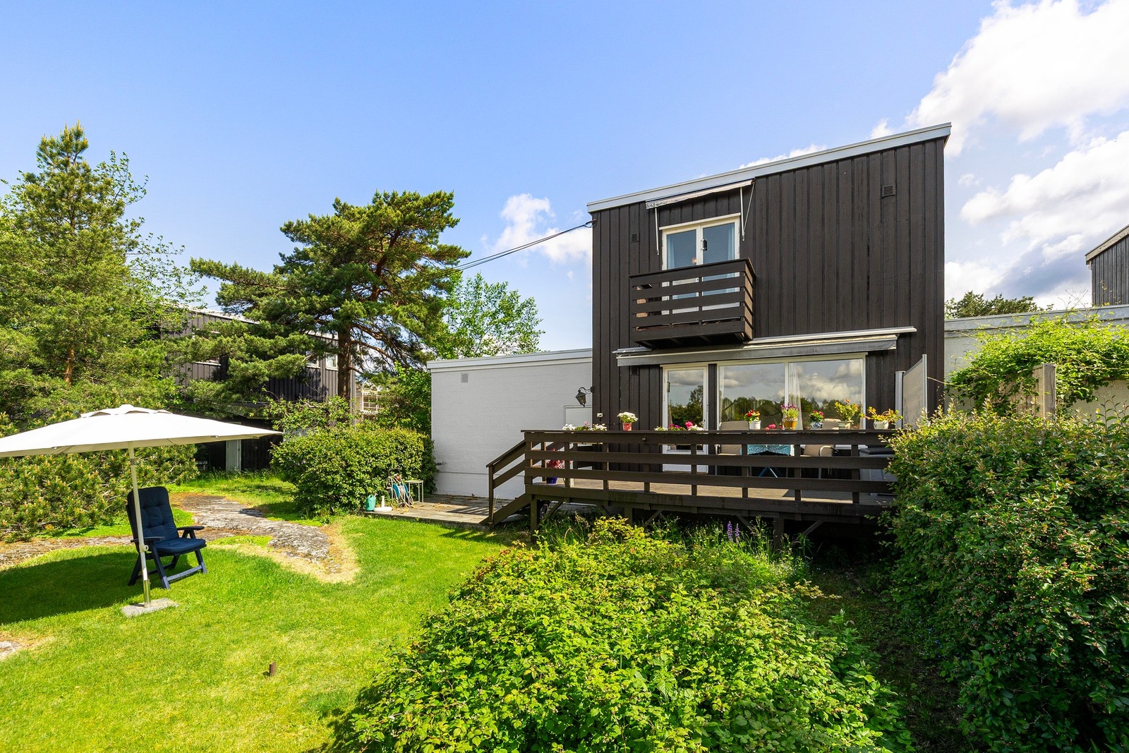 En innholdsrik tomannsbolig med garasje og idylliske uteområder. Galleribilde