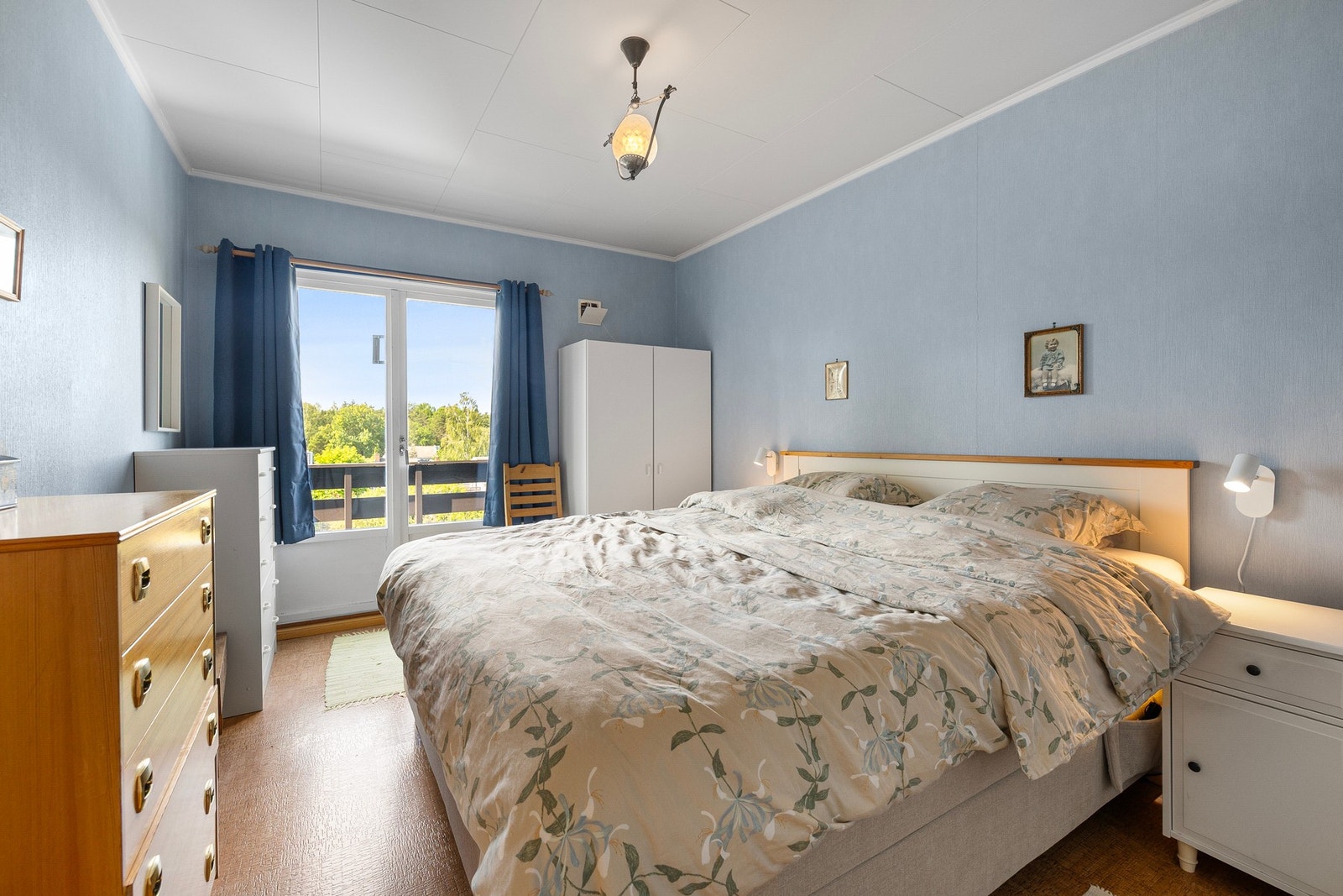 Romslig hovedsoverom med utgang til balkong. Galleribilde