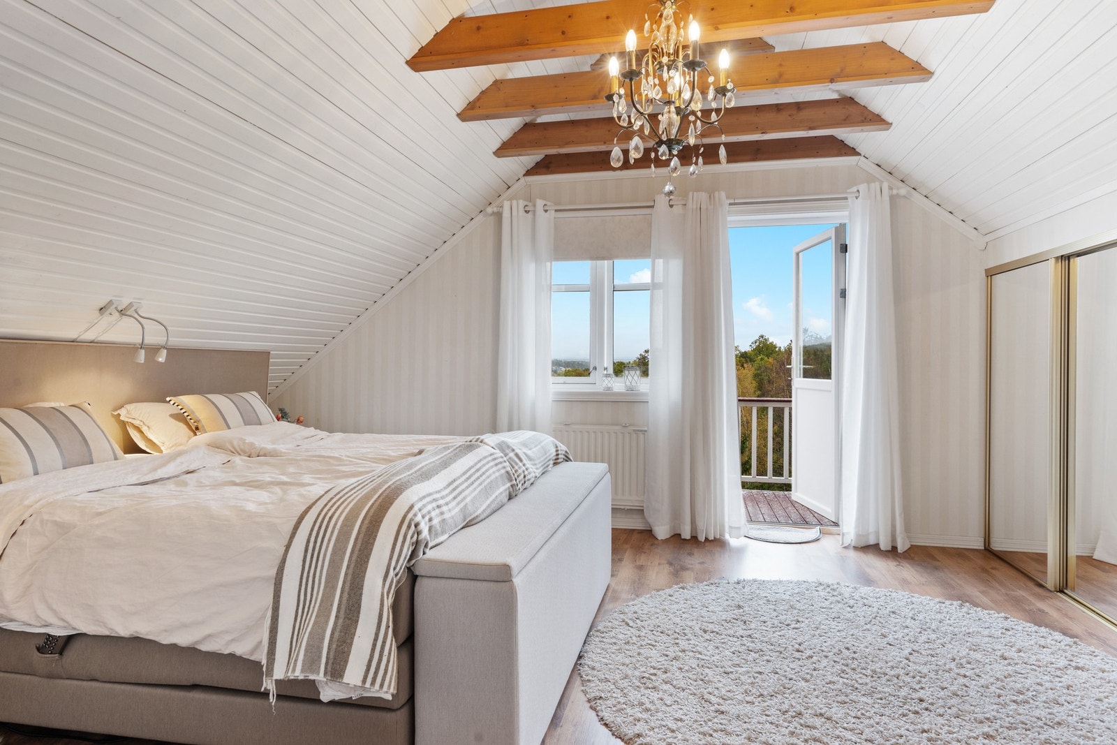 I 2.etasje har man tilgang til to balkonger. Den ene ut fra hovedsoverommet. Galleribilde