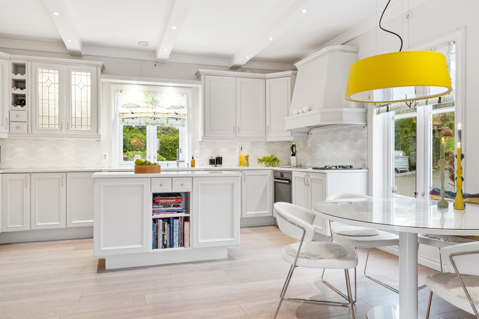 Hoveddelen har kjøkkeninnredning fra Huseby, hvorav opprinnelig innredning i lønn er profesjonelt malt. Galleribilde