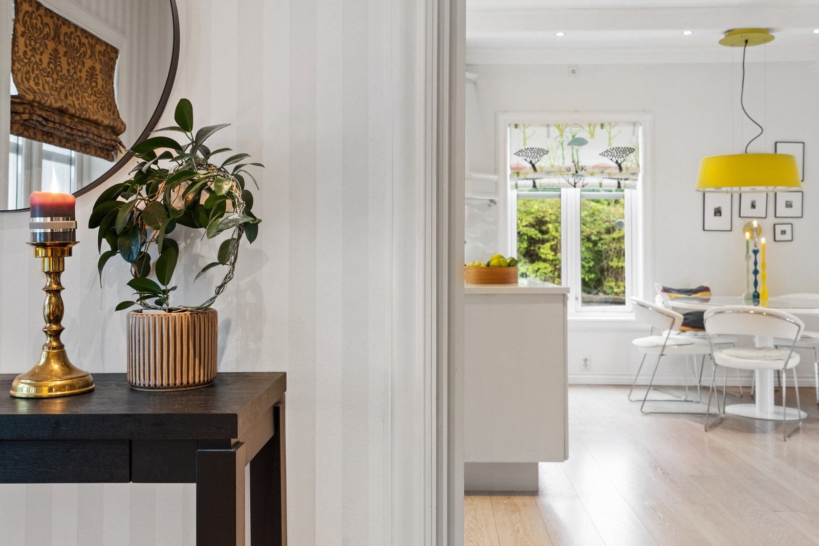 Det er godt med oppbevaringsplass i tre innvendige boder, garasje og utvendig bod. Galleribilde