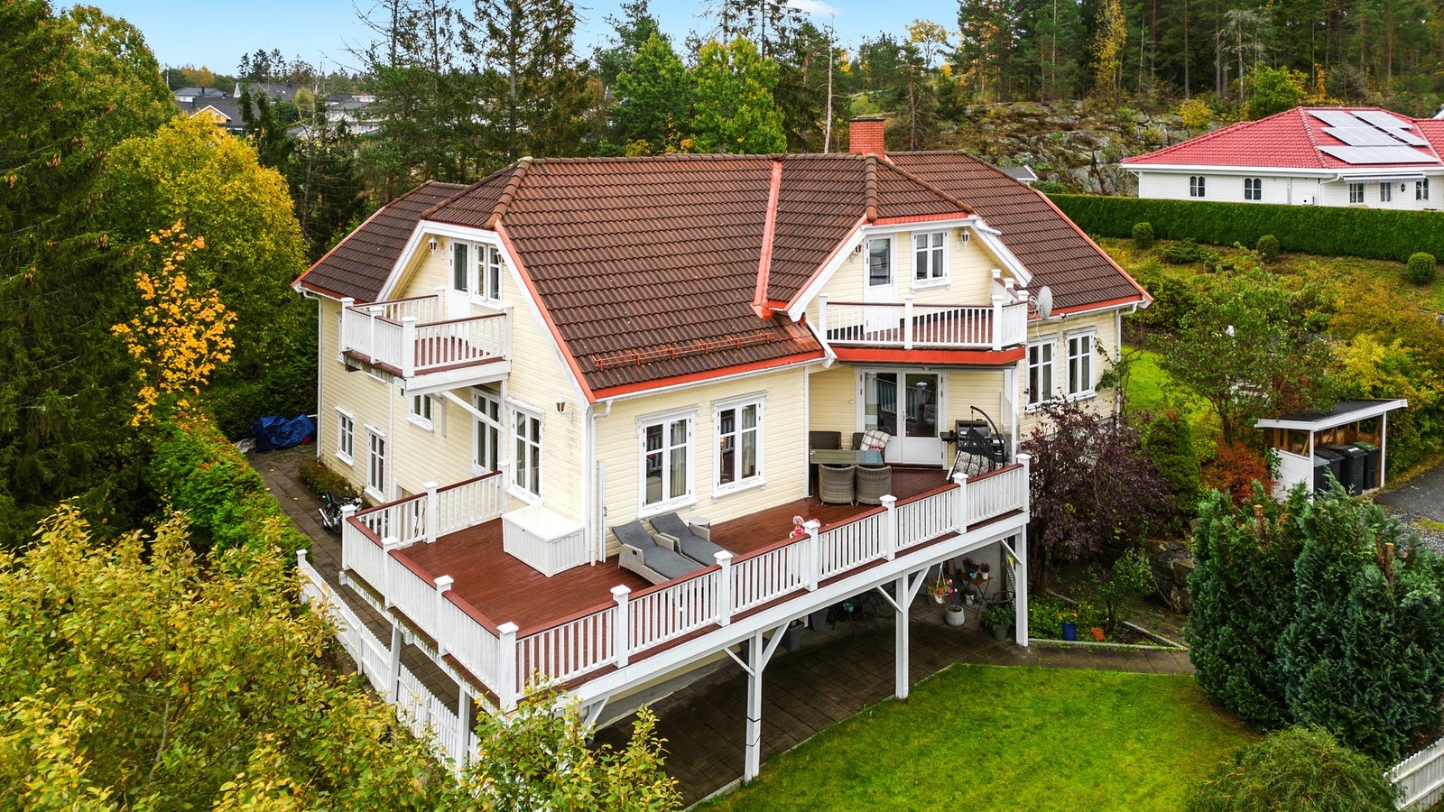 Boligen har moderne design og praktiske romløsninger fordelt på tre etasjer. Galleribilde