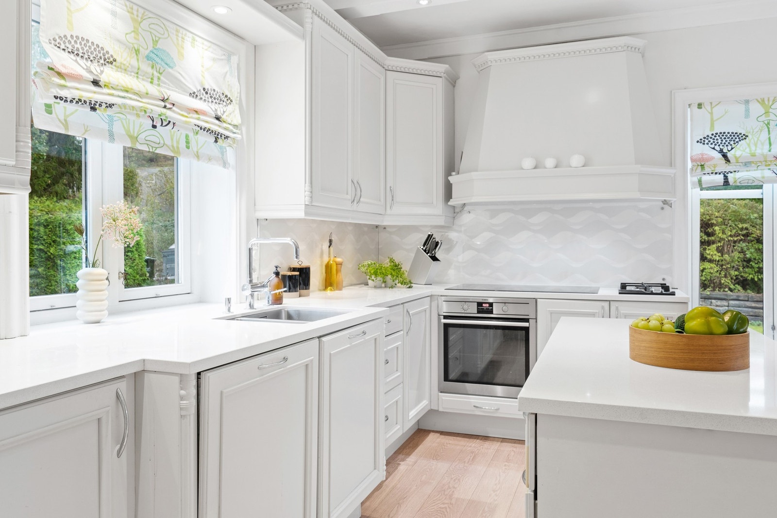 Kjøkkenøya står på hjul og kan flyttes på. Galleribilde