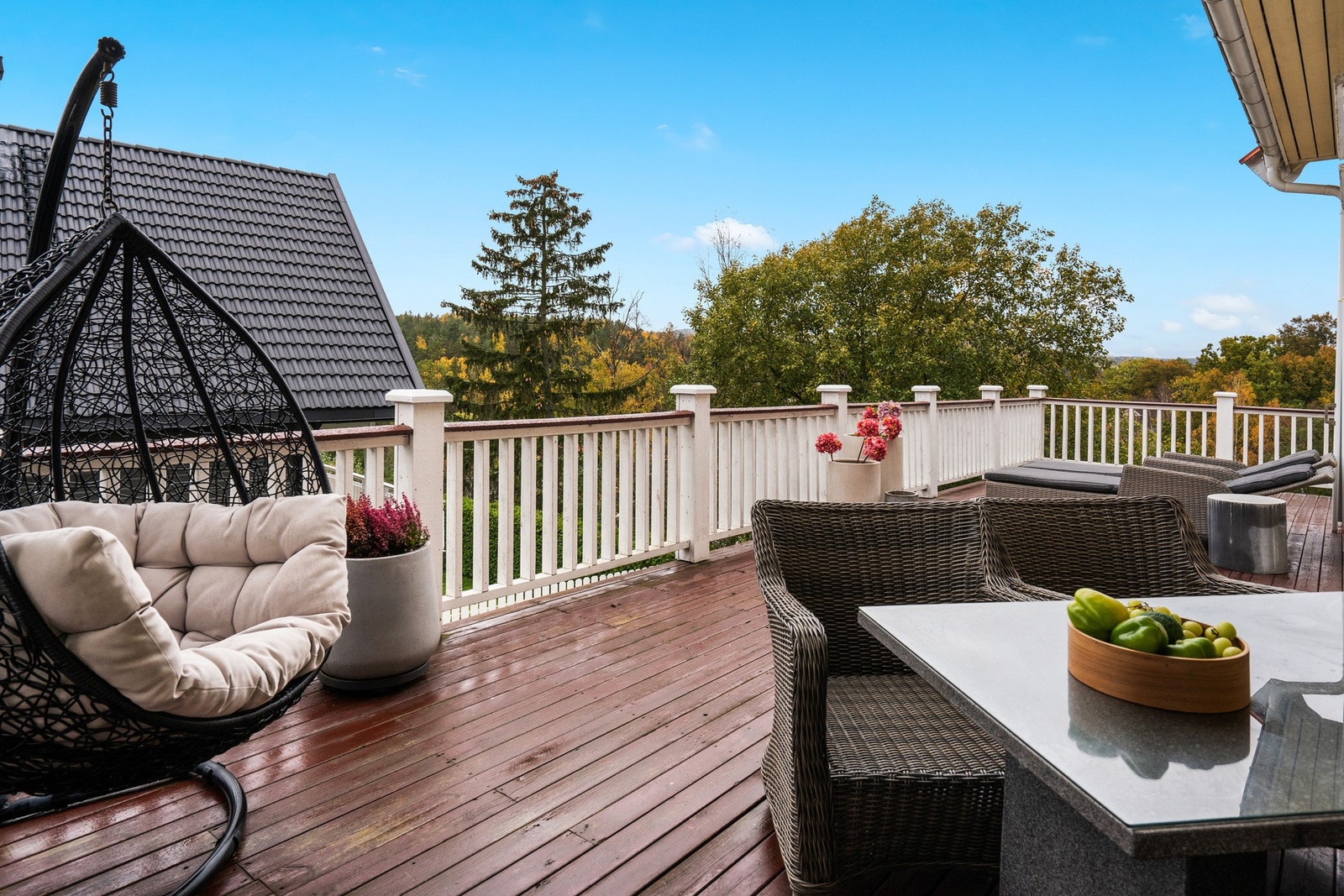 Nyt solrike dager på den romslige verandaen, på ca. 43 m², perfekt for avslappende stunder og sosiale sammenkomster. Galleribilde