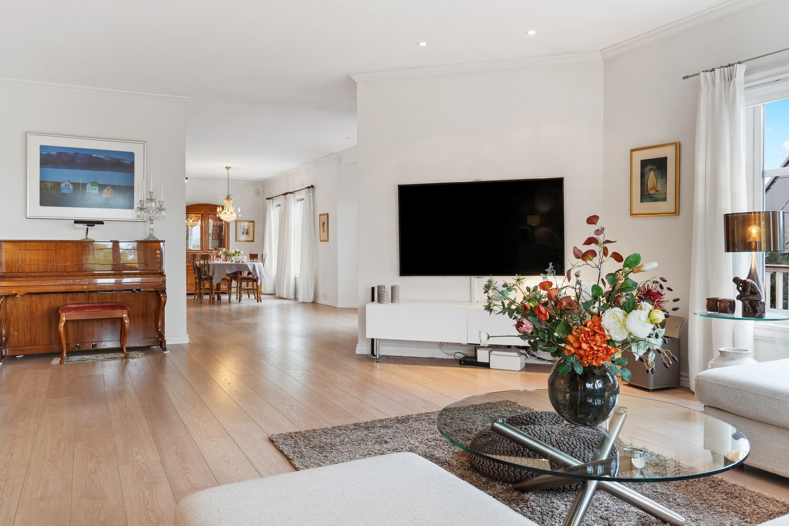 Hoveddelen har hele fire soverom, tre bad, to stuer, spisestue, kjøkken og sauna. Galleribilde