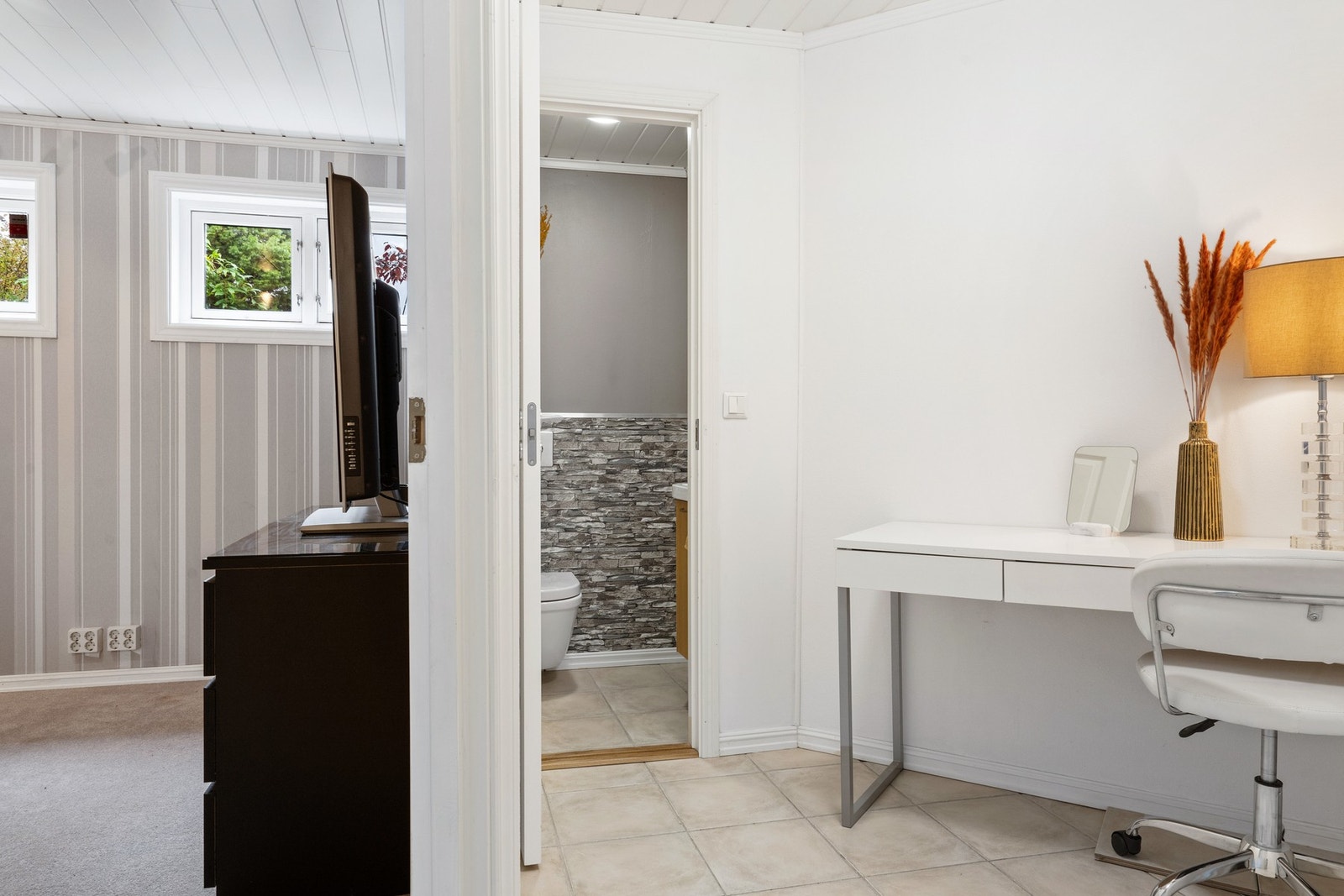 Seperat toalettrom i underetasjen. Galleribilde