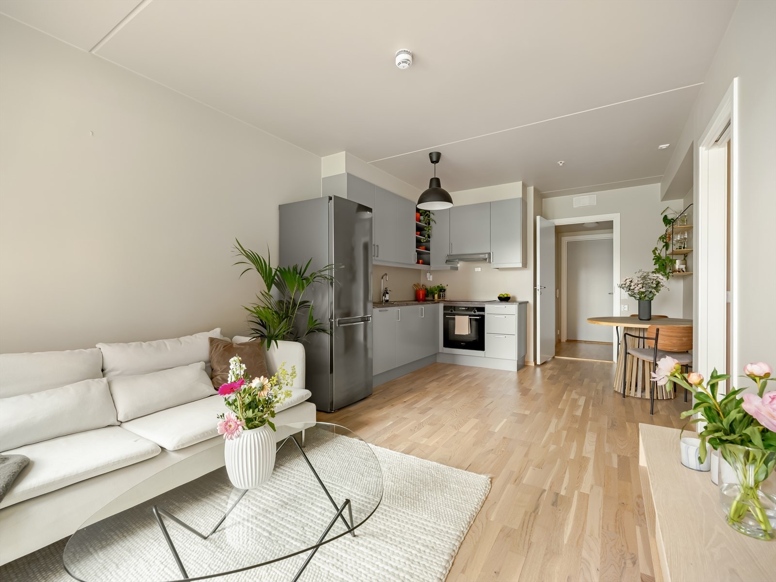 Dette er en lys og stilren leilighet med god standard fra 2020. Her får dere et moderne, gjennomført hjem dere kan flytte rett inn i! Galleribilde