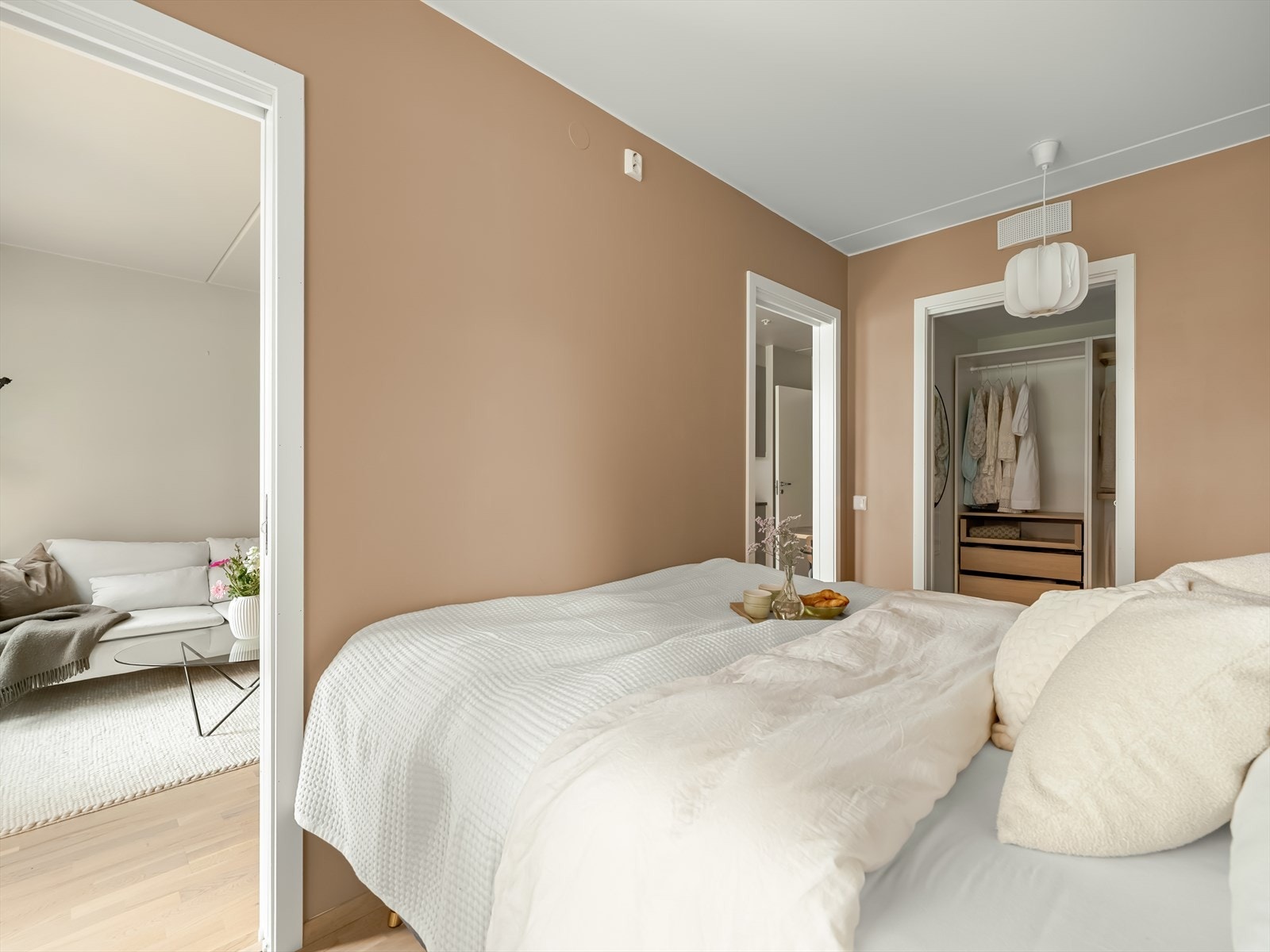 Veggene er malt i en behagelig beigetone som gir et lunt soverom. Galleribilde