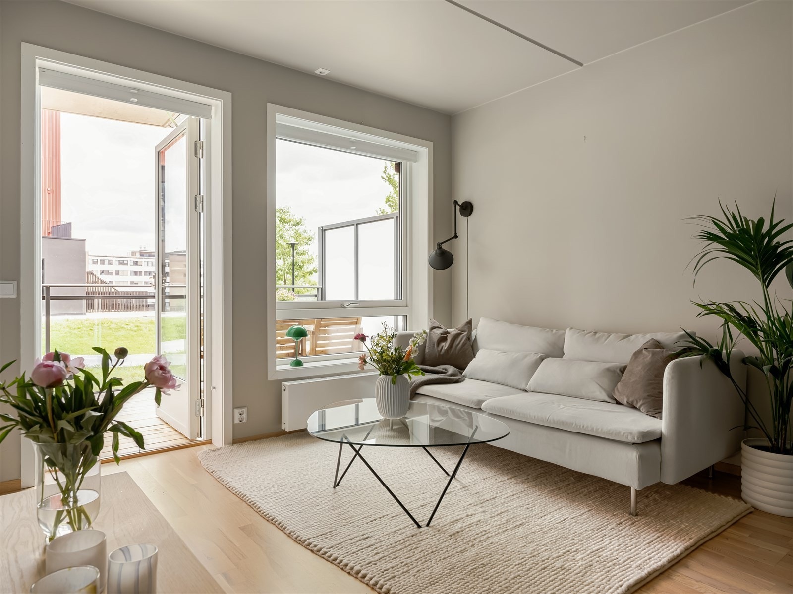 Vi har gleden av å ønske velkommen til denne flotte leiligheten i Lørenvangen 21B! Galleribilde