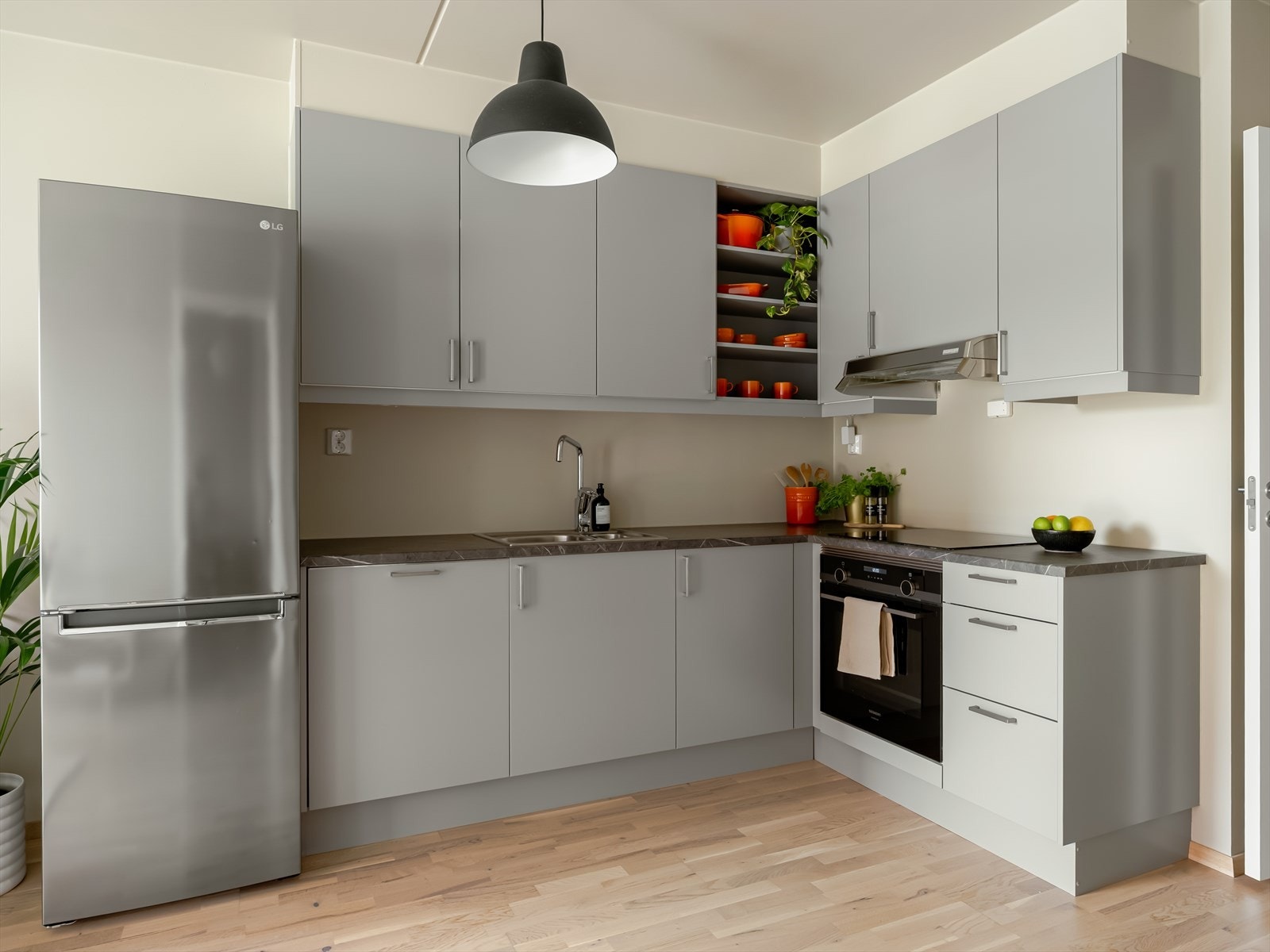 Lekkert kjøkken fra Sigdal med en god kombinasjon av skap- og benkeplass. Galleribilde