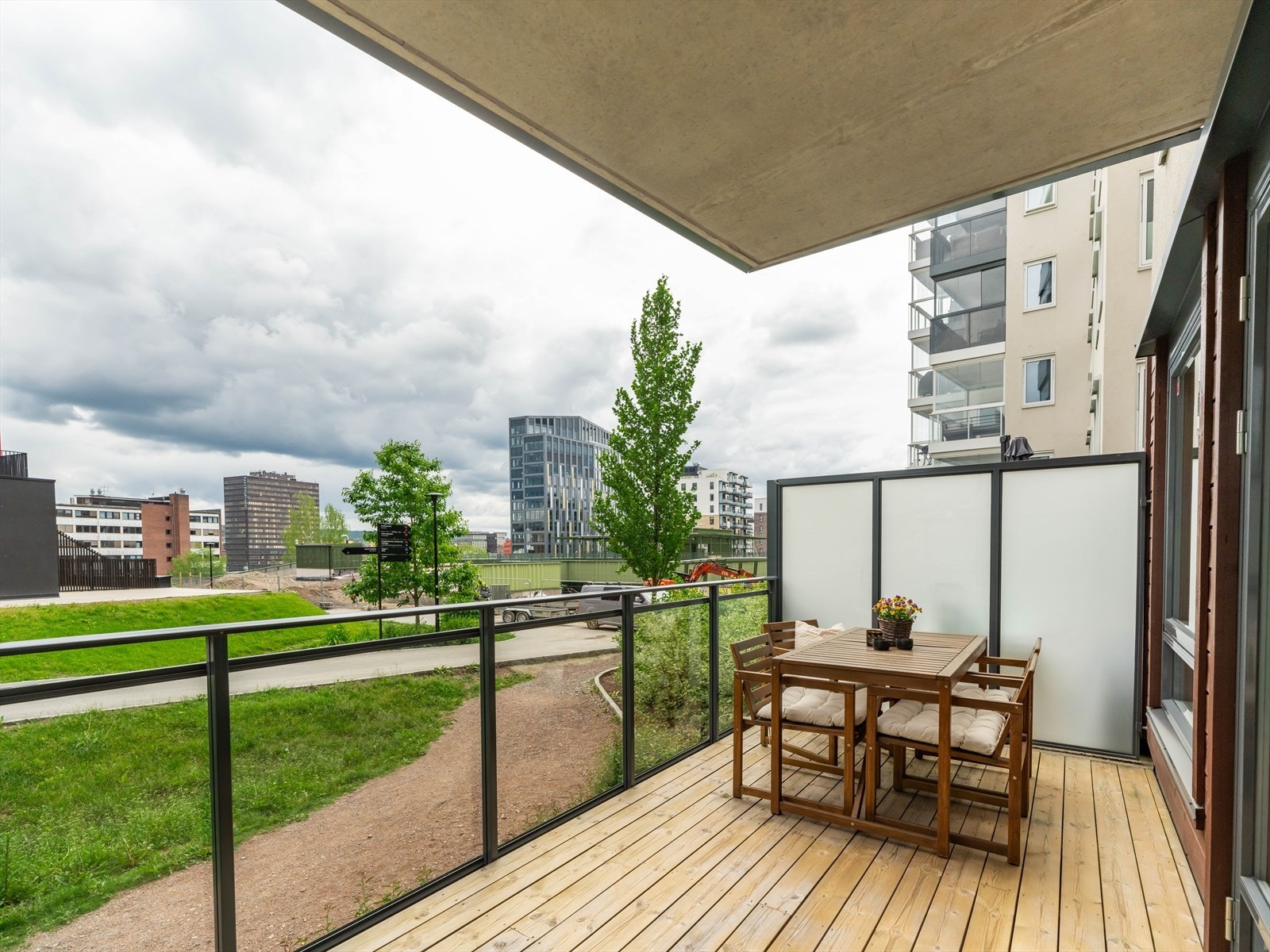 Du skjermes godt fra naboene med frostet glass på begge sider. Galleribilde