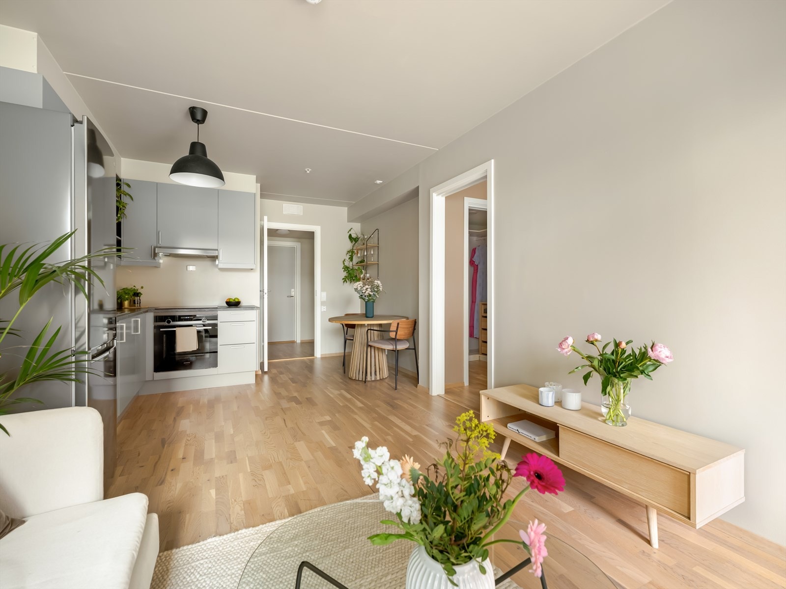 Leiligheten har åpne og lyse oppholdsrom som skaper en luftig atmosfære. Galleribilde