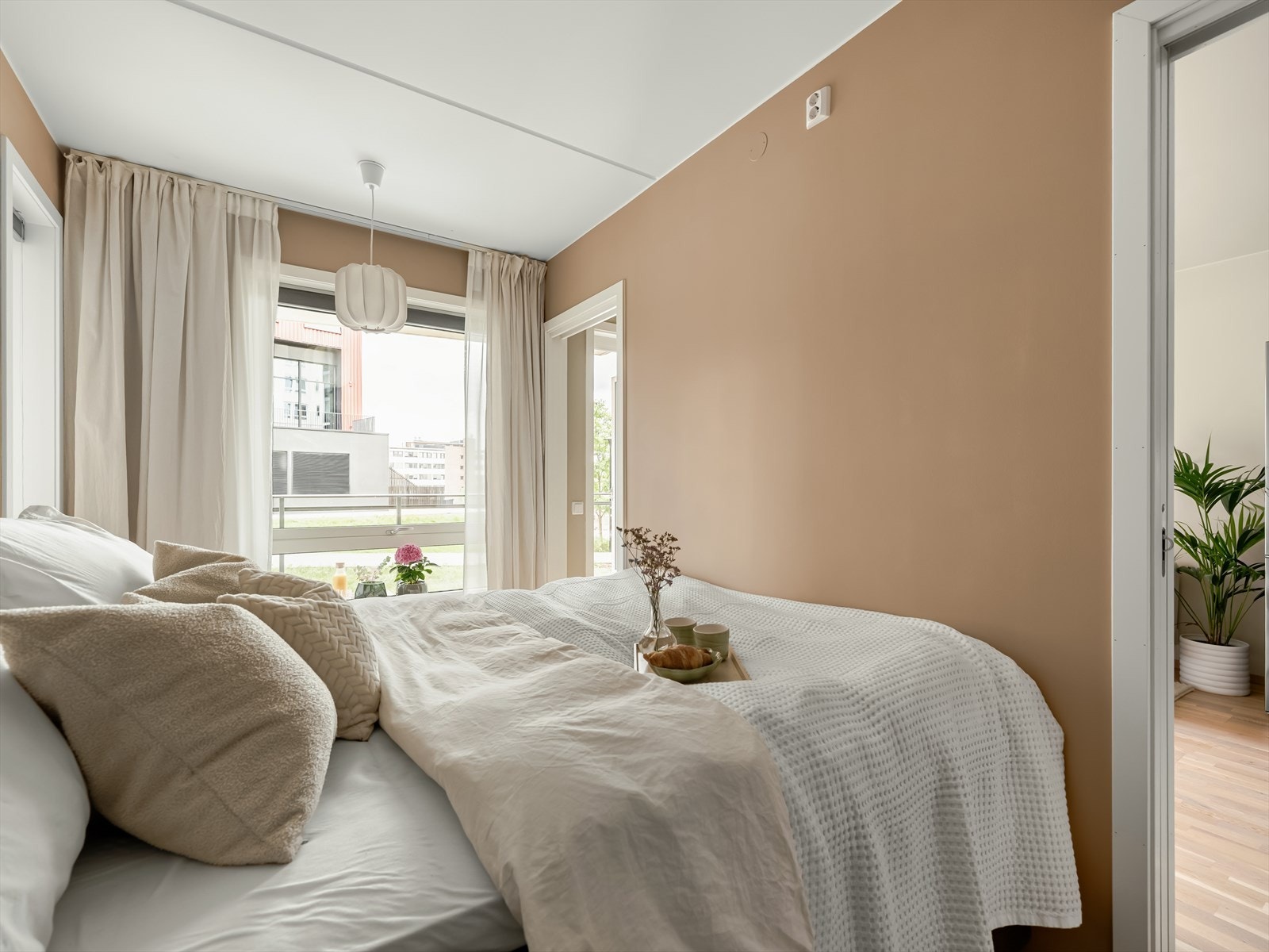 De store vindusflatene slipper inn mye med naturlig lys. Galleribilde