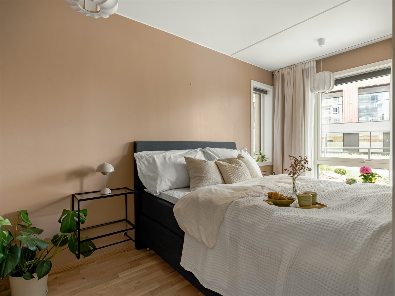 Stort og lyst soverom med god plass til dobbeltseng med tilhørende møblement. Galleribilde