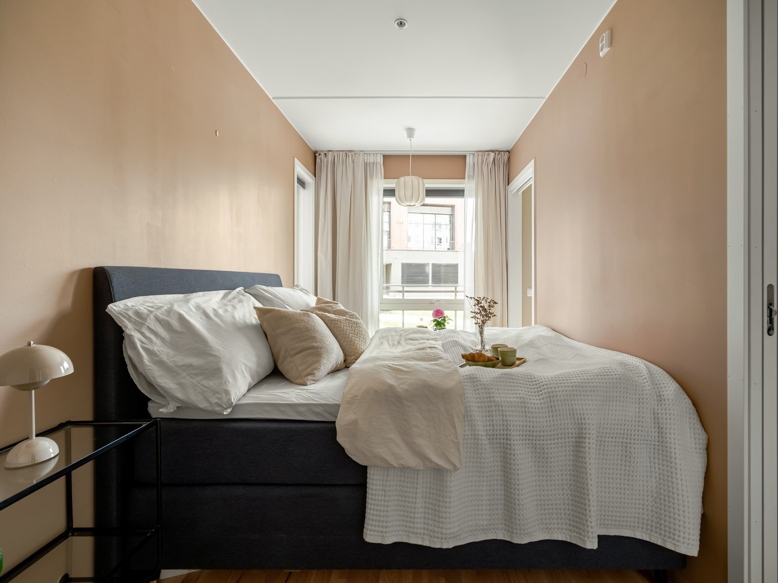 Rommet har 2 dører slik at man enkelt kommer seg til begge sider av sengen. Galleribilde