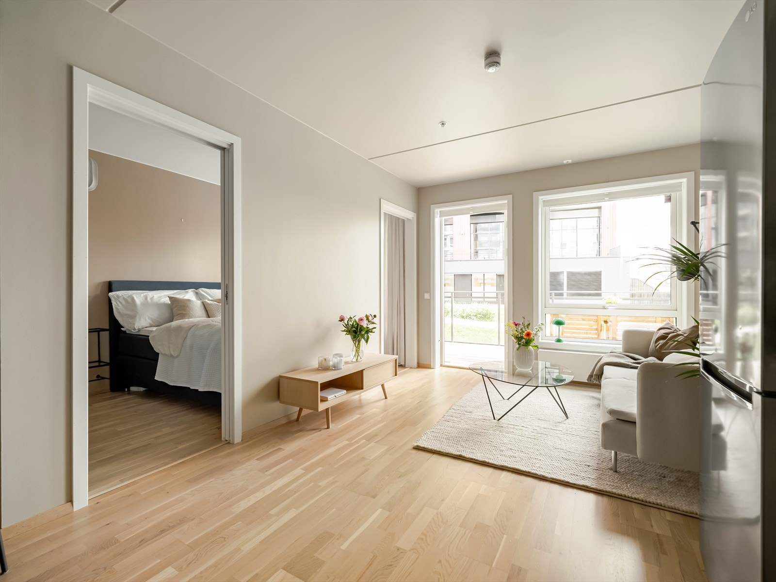 Den lyse og sosiale stuen blir fort dette hjemmets hjerte - et naturlig samlingspunkt. Galleribilde