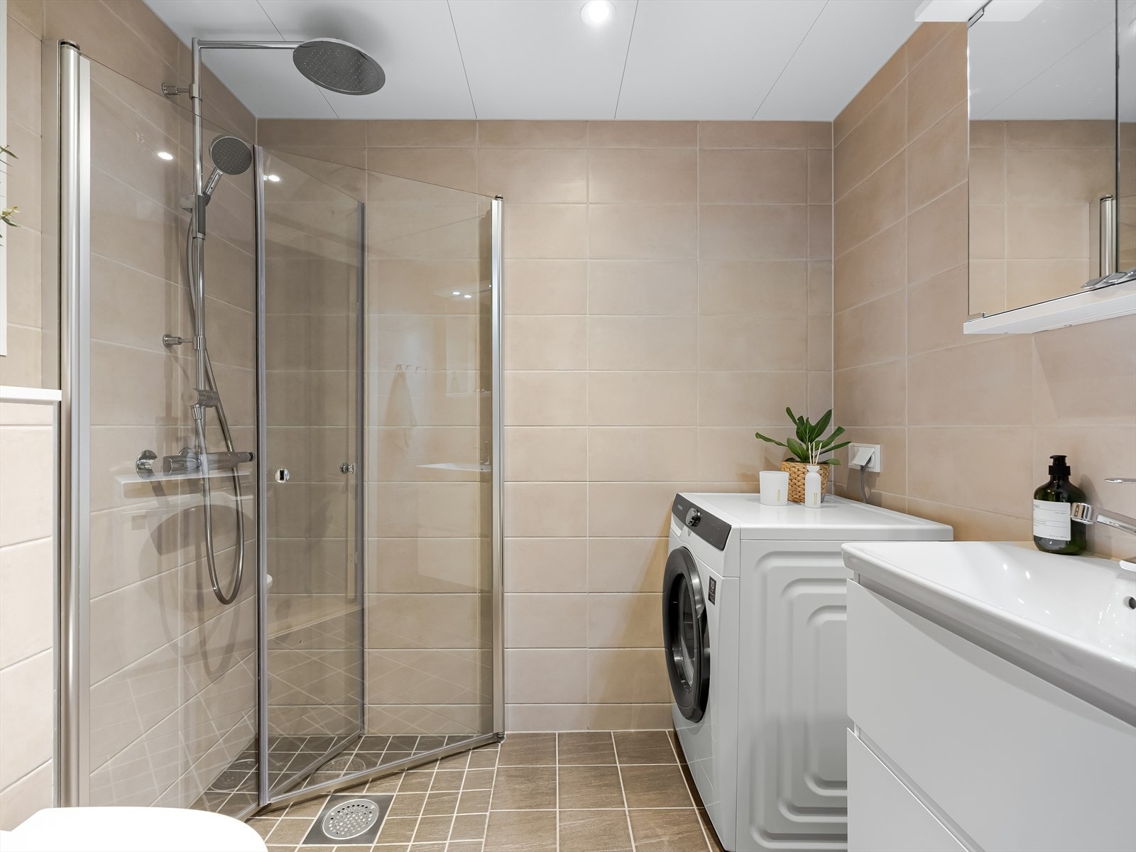 Romslig og delikat flislagt baderom med downlights og behagelig gulvvarme. Galleribilde