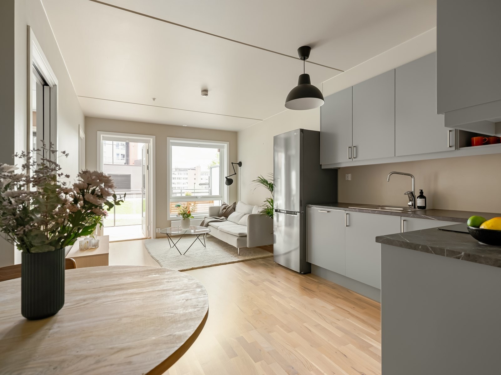 Kjøkkenet og stuen ligger i åpen løsning, noe som skaper et sosialt og trivelig allrom. Galleribilde