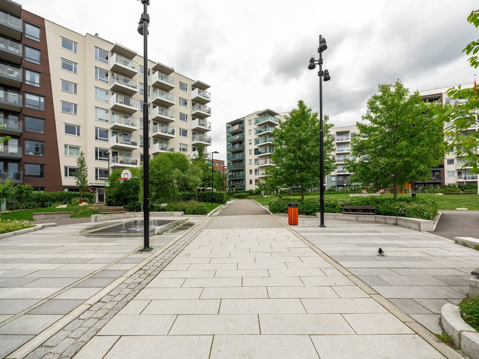 Uteområdene er pene og velholdte, med diverse belegningsstein, asfalt, beplantning, gressplen og trær. Galleribilde