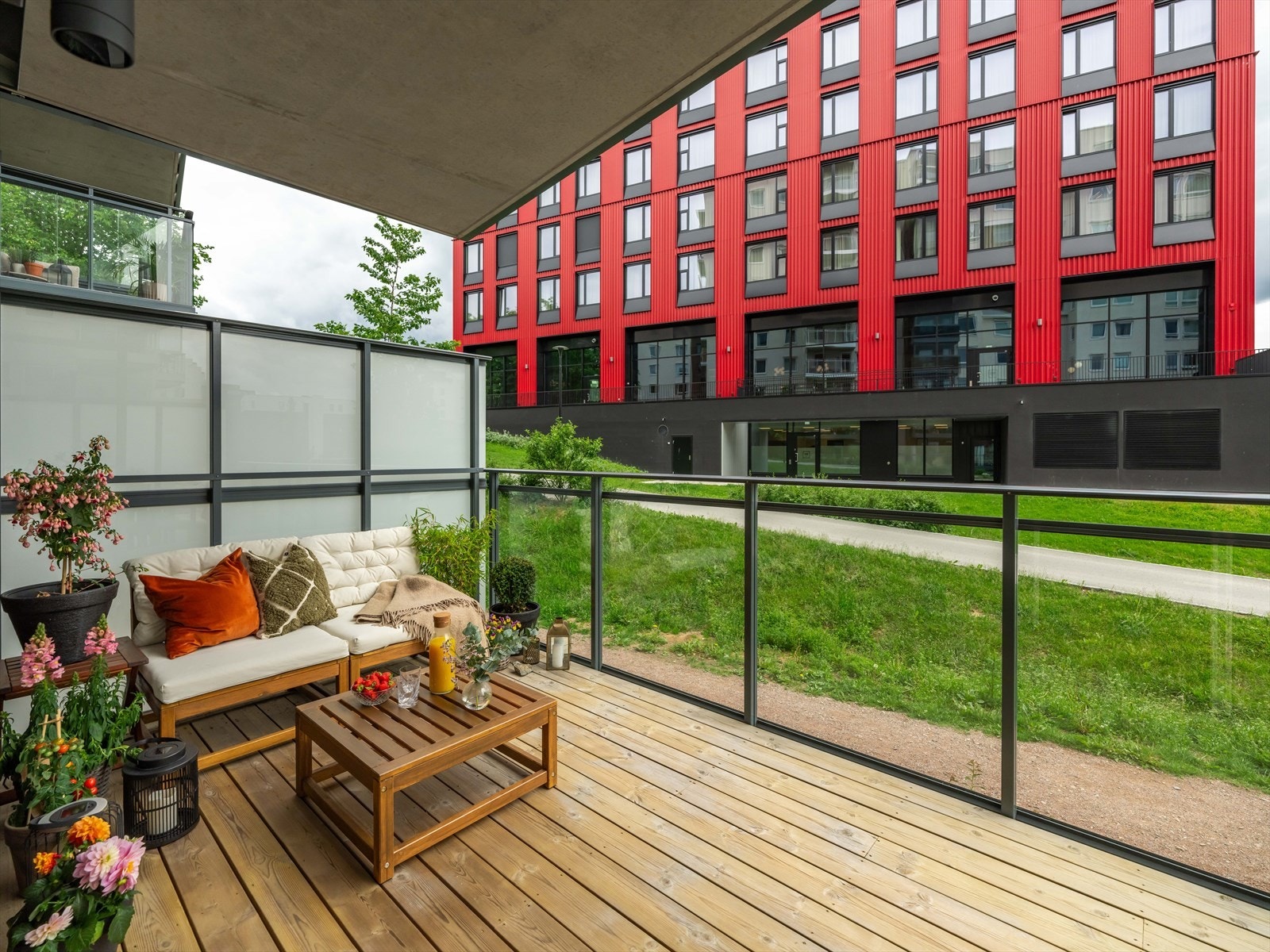 På balkongen er det god plass til å innrede med utemøbler i flere soner - både spisesone og kosekrok. Galleribilde