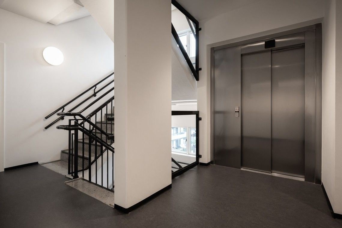 Heis fra inngangsplan til boligplan Galleribilde