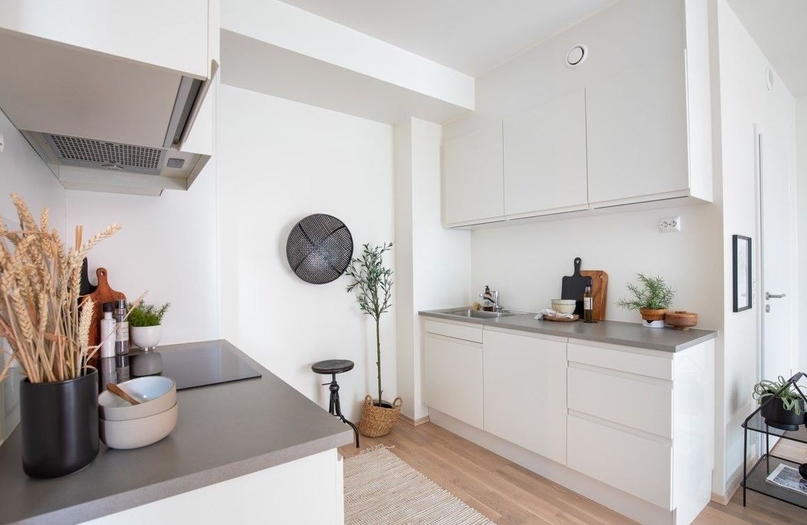 Moderne hvit, mattlakket HTH kjøkkeninnredning med glatte skapdører og skuffefronter Galleribilde