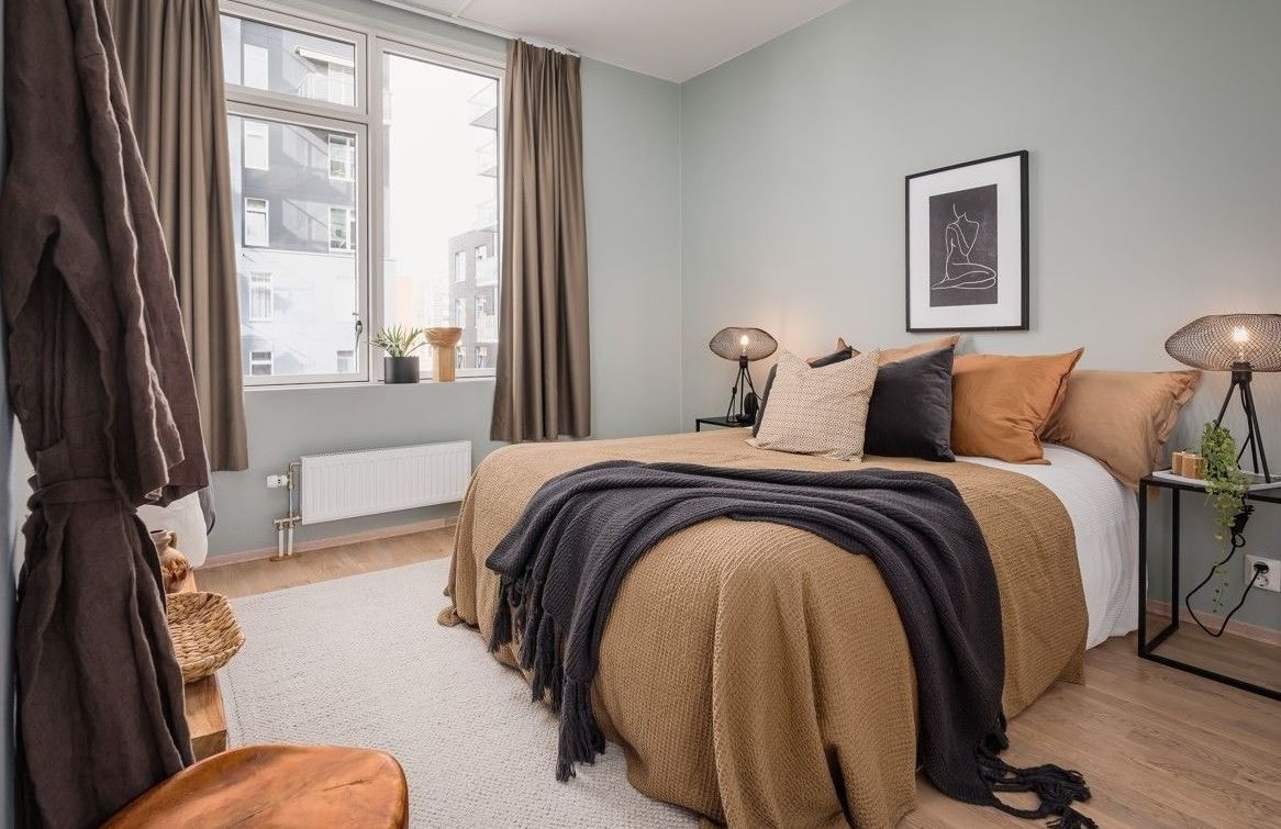 Romslig soverom med garderobeskap Galleribilde