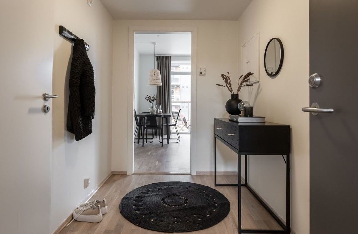 Romslig entré med god plass til å henge fra seg yttertøy Galleribilde