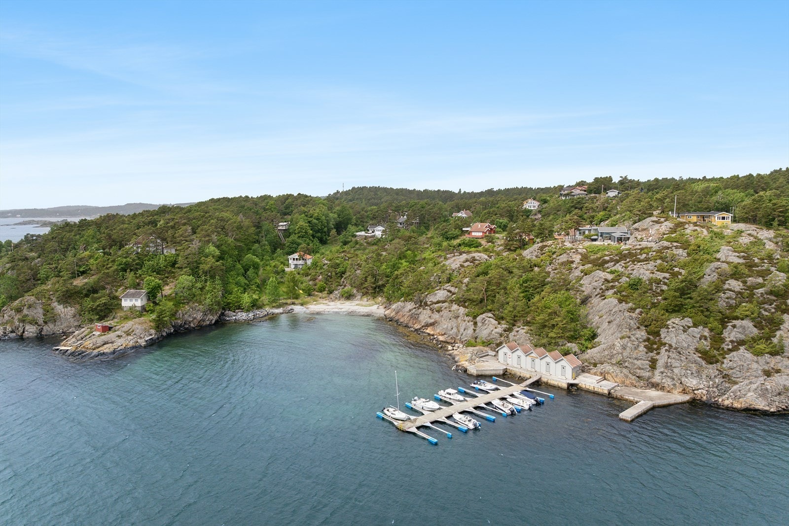 Velkommen til Bukkevika - Bryggeplass på betongbrygge til høyre i bildet Galleribilde