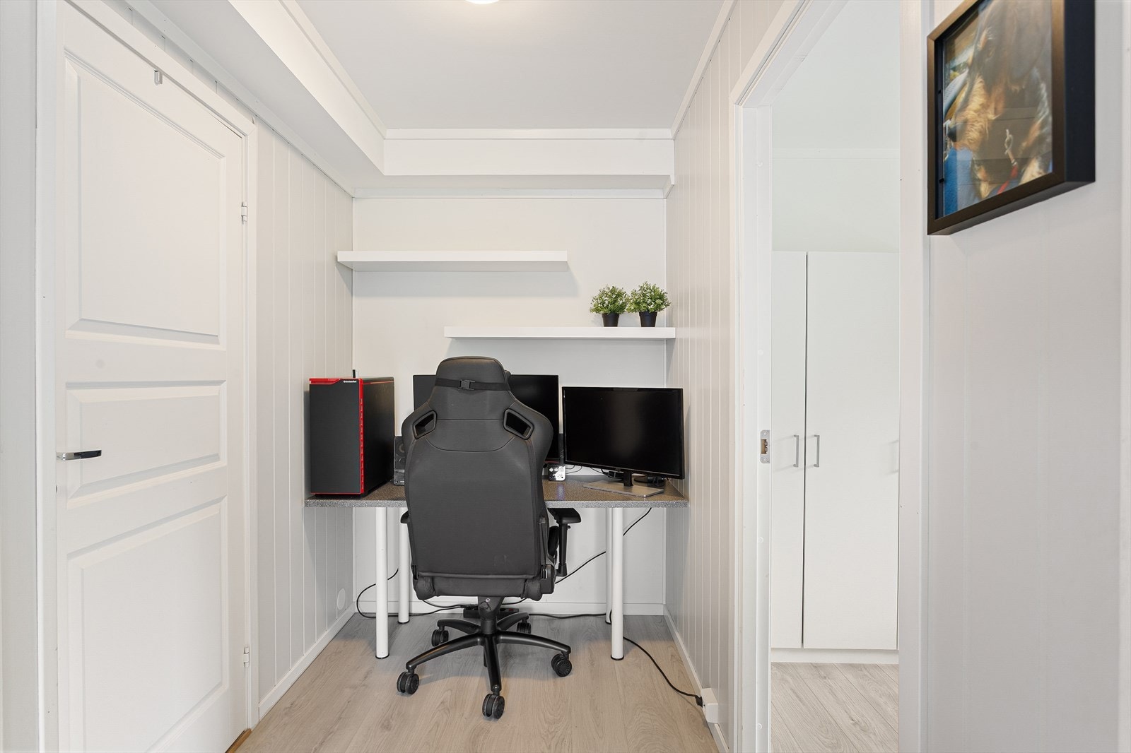 Arbeidsplass om man ønsker det eller kanskje garderobeskap? Hver krok er godt utnyttet! Galleribilde
