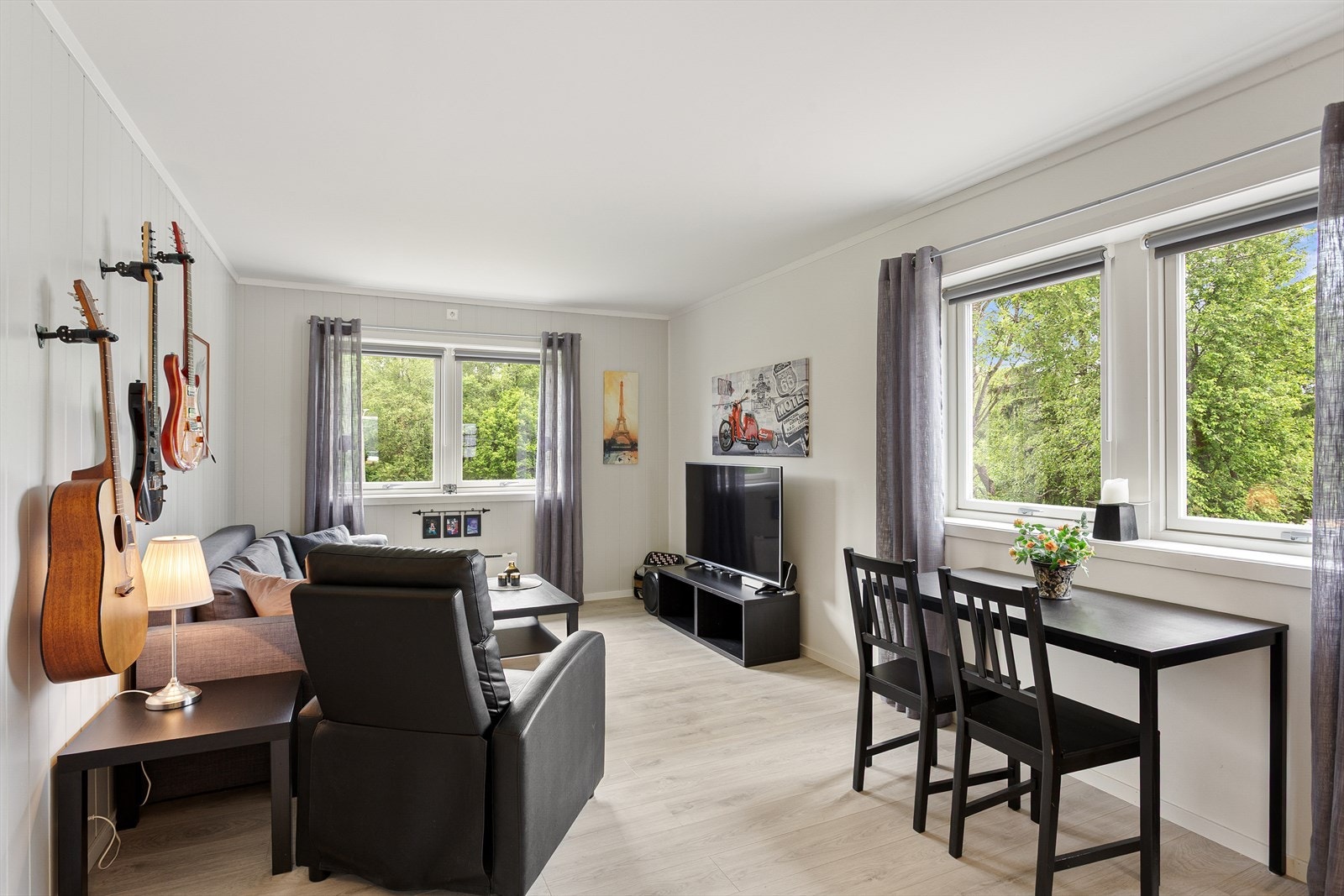 Stuen har muligheter for en liten spiseplass også. Galleribilde