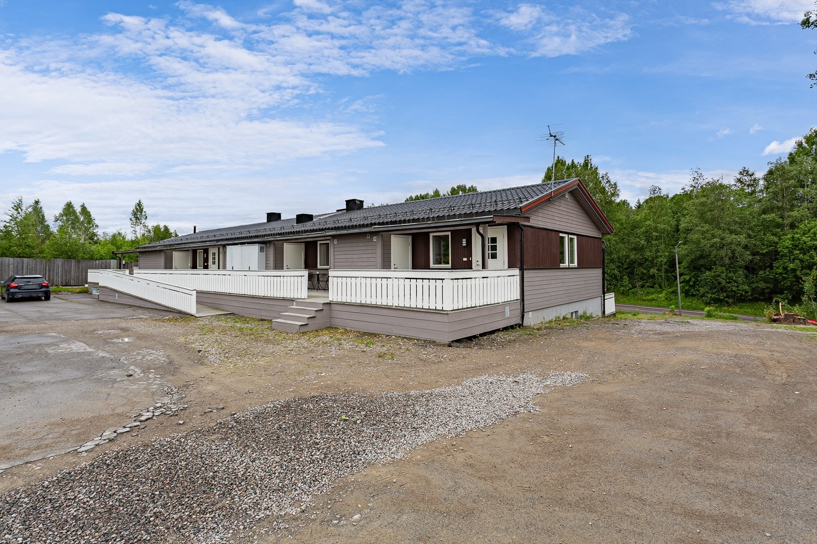 Boligen ligger på enden med vinduer i 3 retninger. Galleribilde