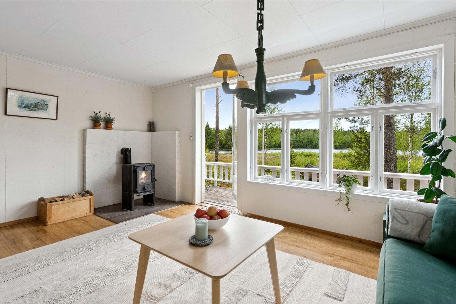 Lettstelt hytte med slette vegger og belegg på gulv Galleribilde