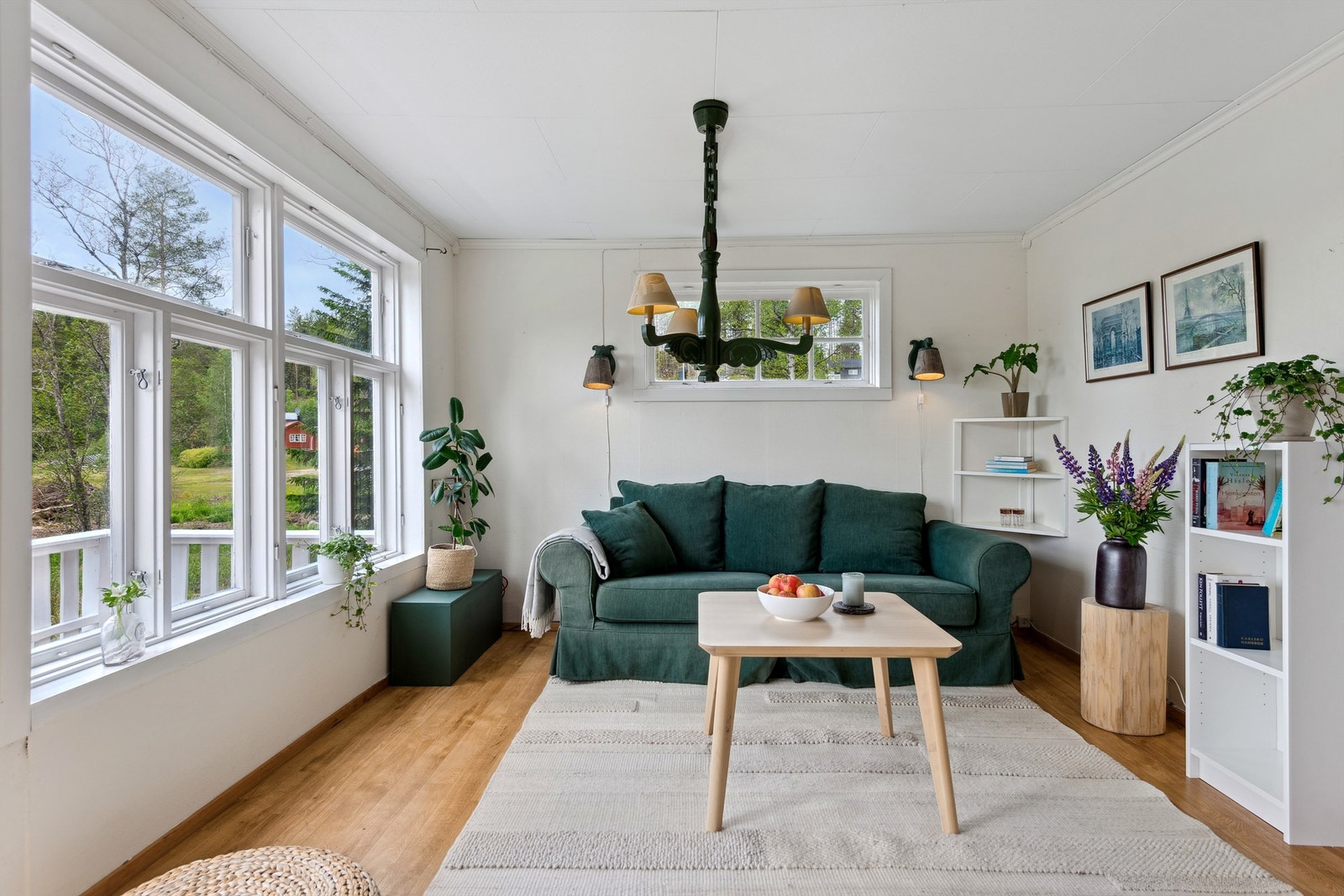 Lys og trivelig hytte med store vinduer i stua Galleribilde