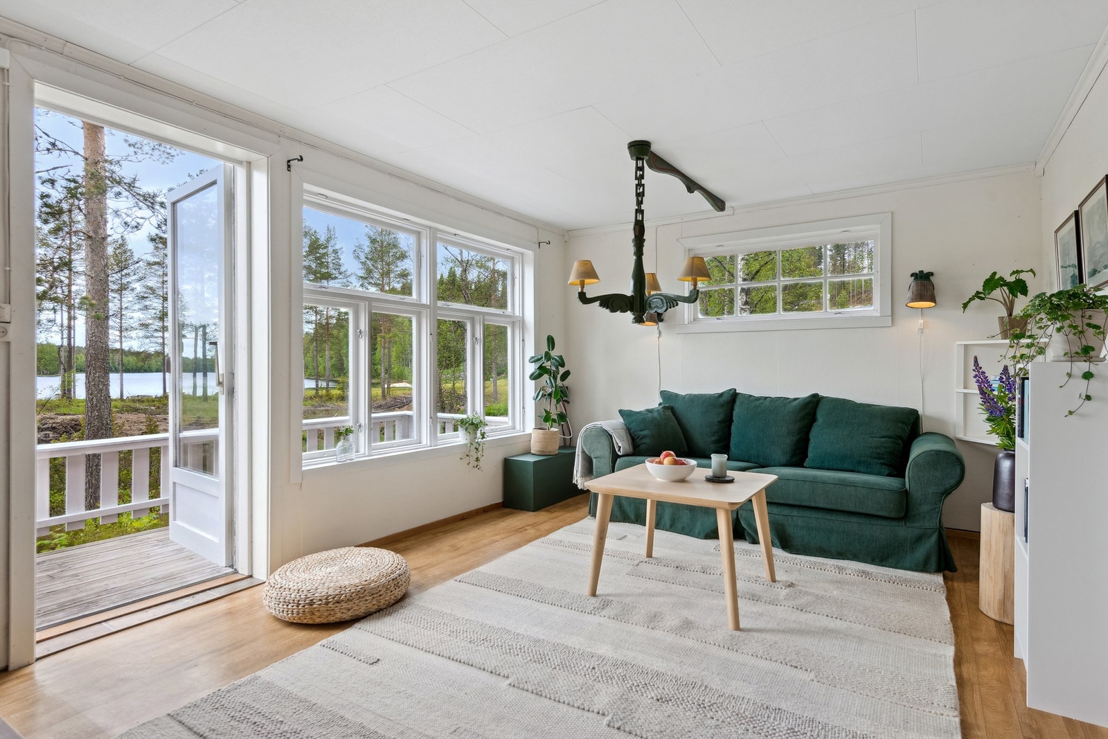 Vestvendte vinduer og terrasse - Her kan du nyte vakre solnedganger Galleribilde