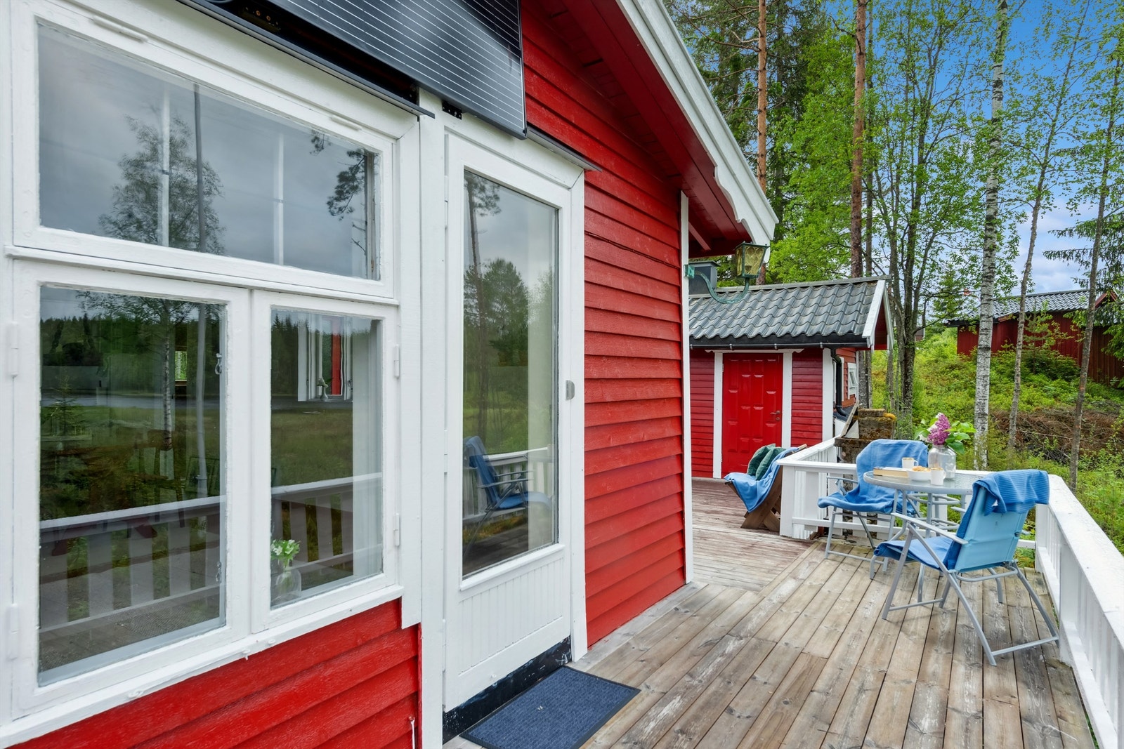 Terrasse mot vest utenfor stua Galleribilde