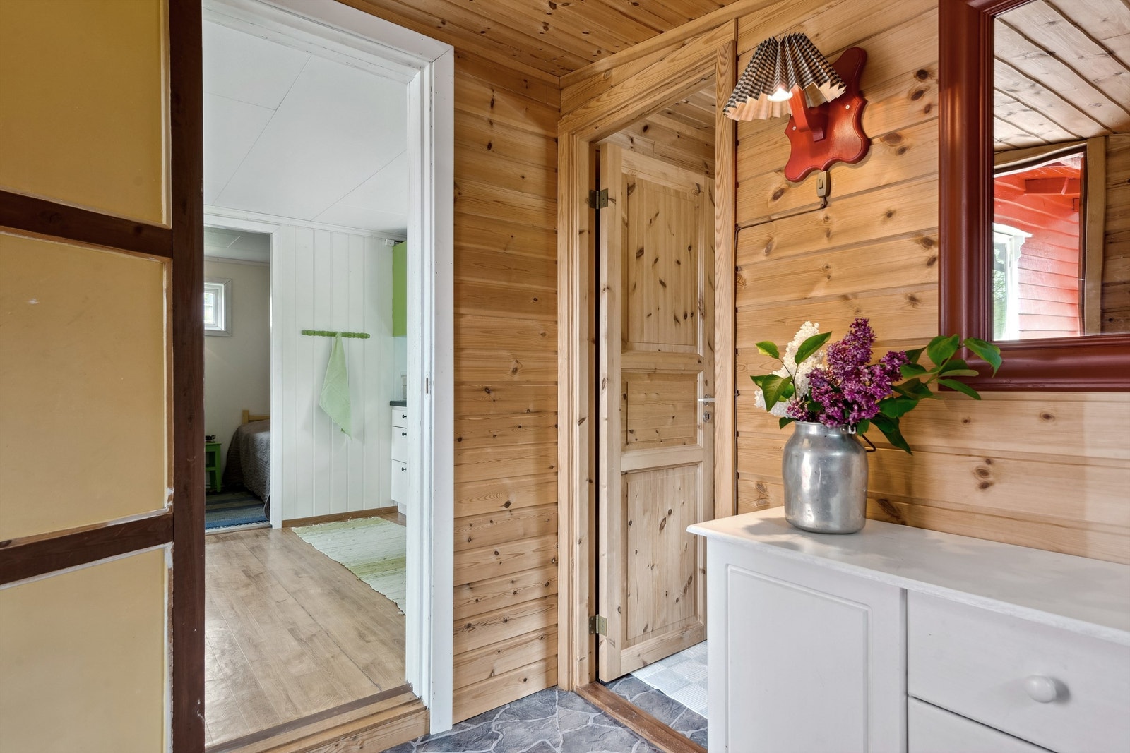 Tilbygg fra 2000 med entré og et hygienerom Galleribilde